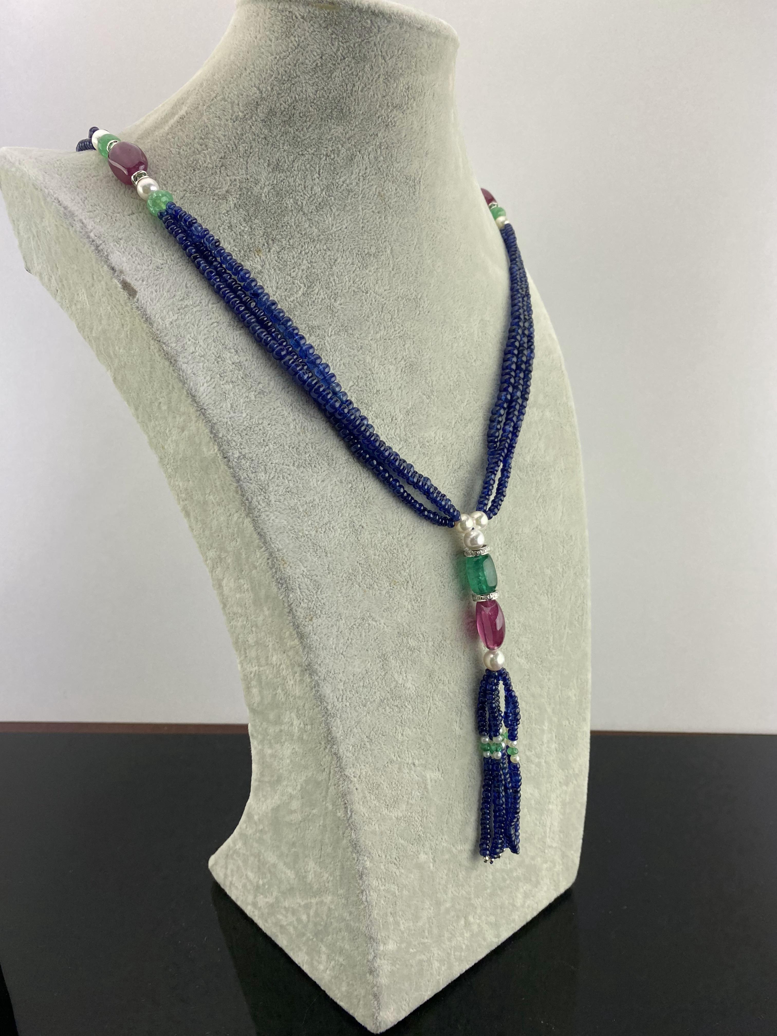 Perle Collier de perles à plusieurs rangs en saphir bleu, rubis, émeraudes et perles en vente