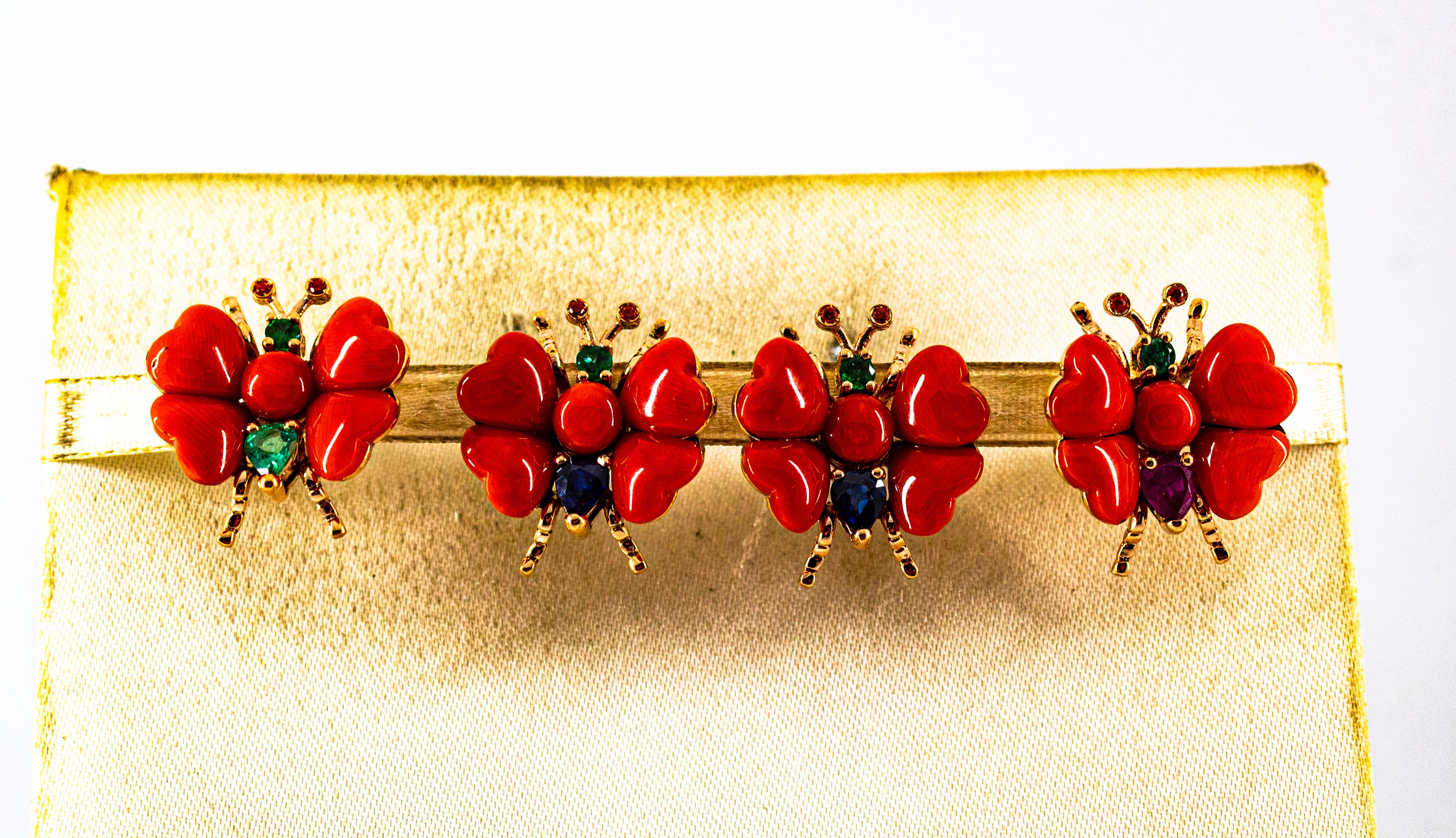 Ohrstecker mit blauem blauem Saphir, Rubin, Smaragd und mediterraner roter Koralle aus Gelbgold im Zustand „Neu“ im Angebot in Naples, IT
