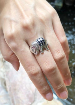 Blauer blauer Saphir, Rubin  Ring mit kugelförmigem Zirkon-Elefanten in Silberfassung