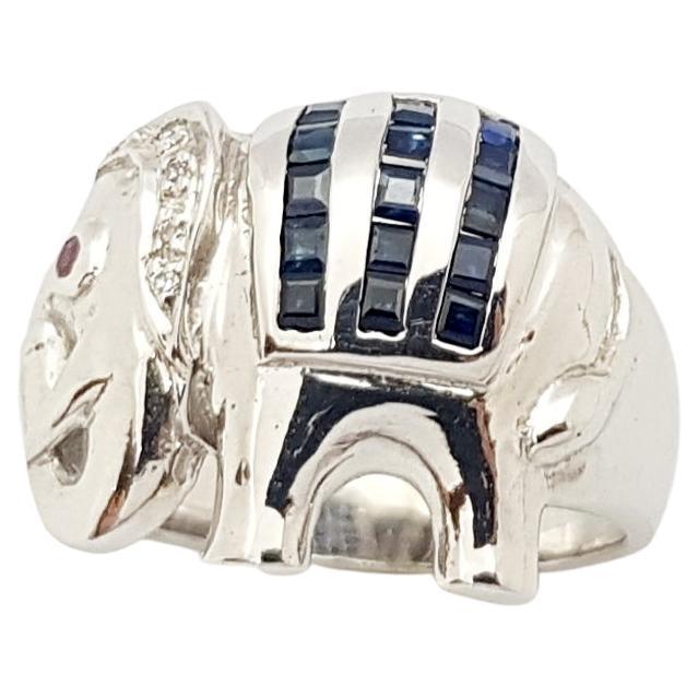 Saphir bleu, rubis  Bague avec éléphant en zirconia cubique sertie dans des montures en argent en vente