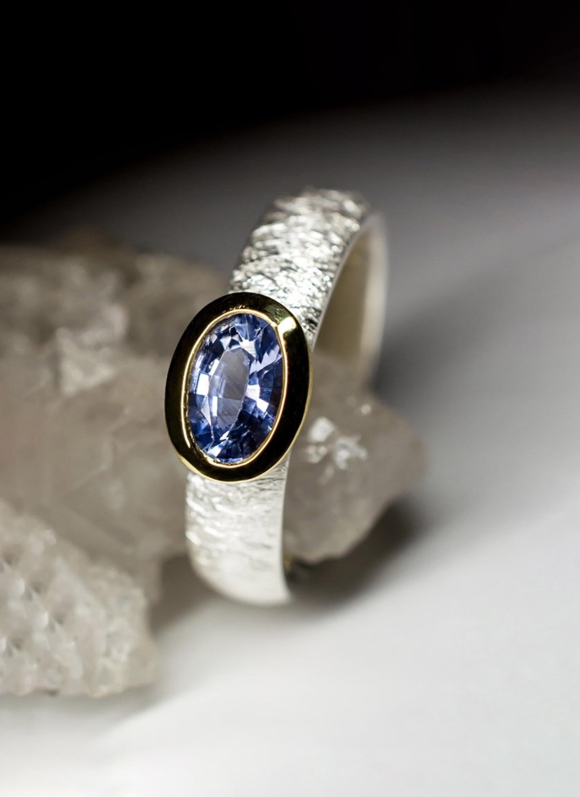 Anello in argento placcato oro giallo 14K e finitura opaca con zaffiro blu naturale dal classico taglio ovale. 
origine della gemma - Sri Lanka
Dimensione della gemma - 016 х 0,16 х 0,28 in / 4 х 4 х 7 mm
Peso della gemma - 0,85 carati
colore - blu