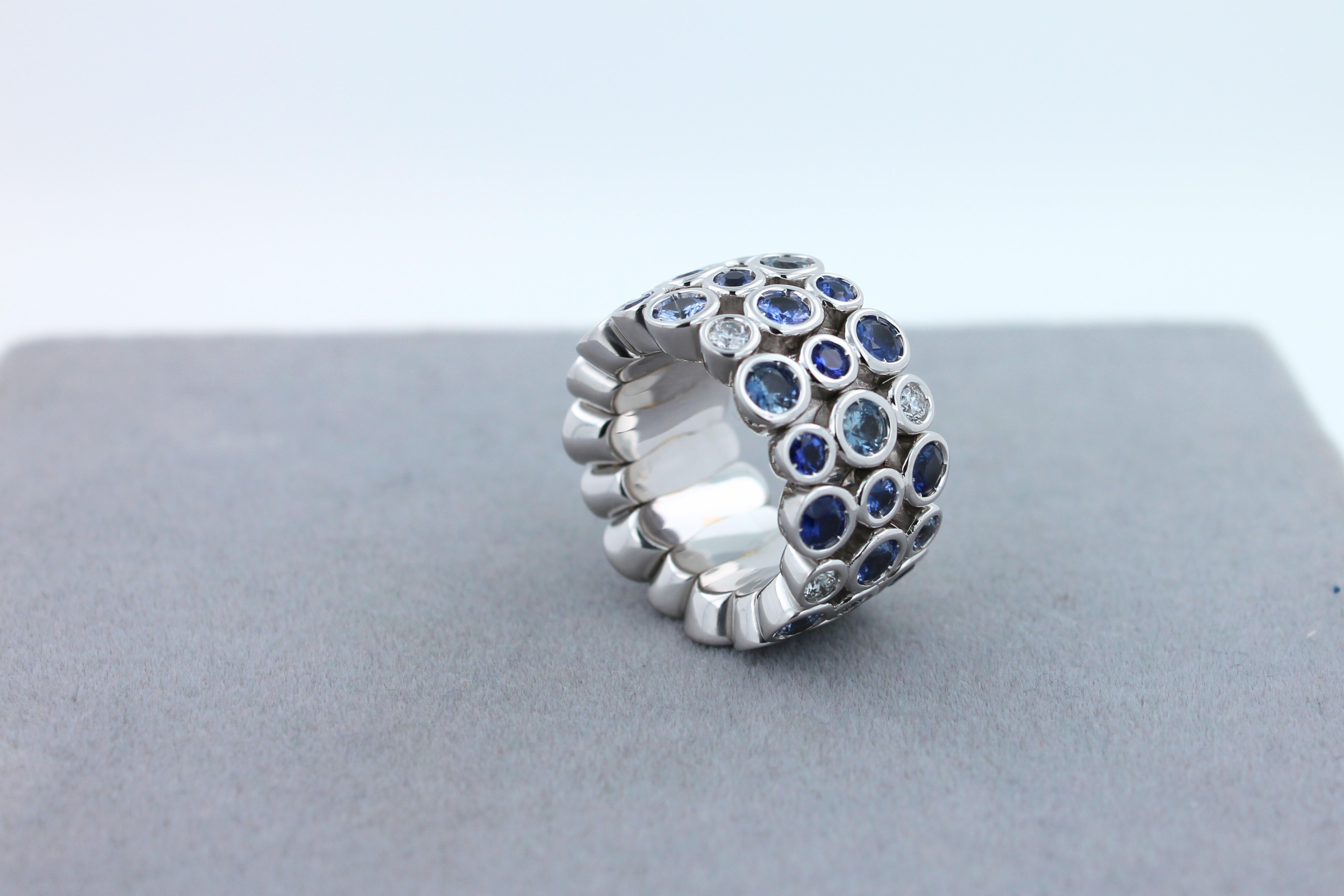 Eternity-Ring aus 18 Karat Weißgold mit blauem Saphir und Himmeltopas und Diamant in flexibler Lünette (Rundschliff) im Angebot