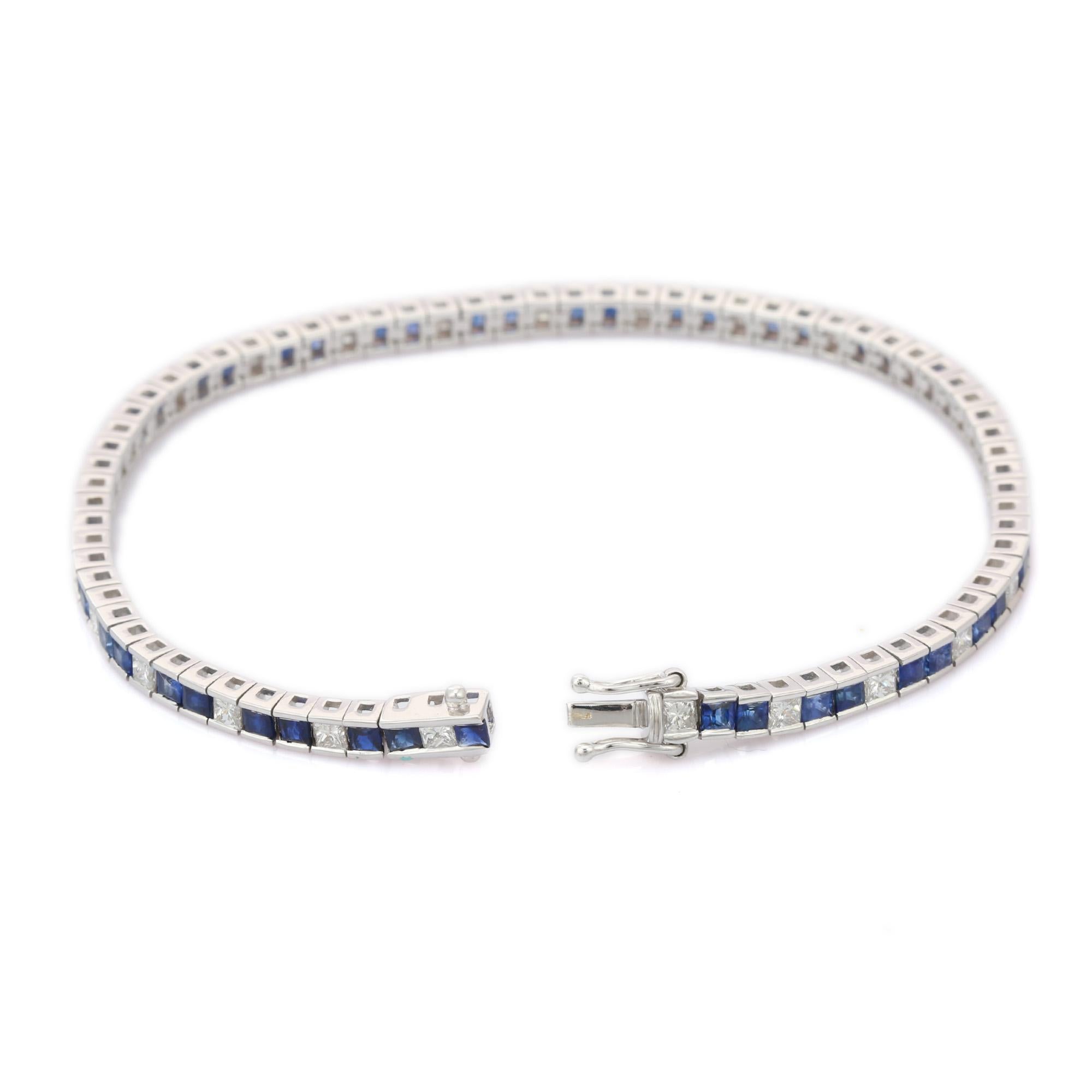 Blauer blauer Saphir Schlankes Diamant-Tennisarmband aus 18K Weißgold  (Carréeschliff) im Angebot