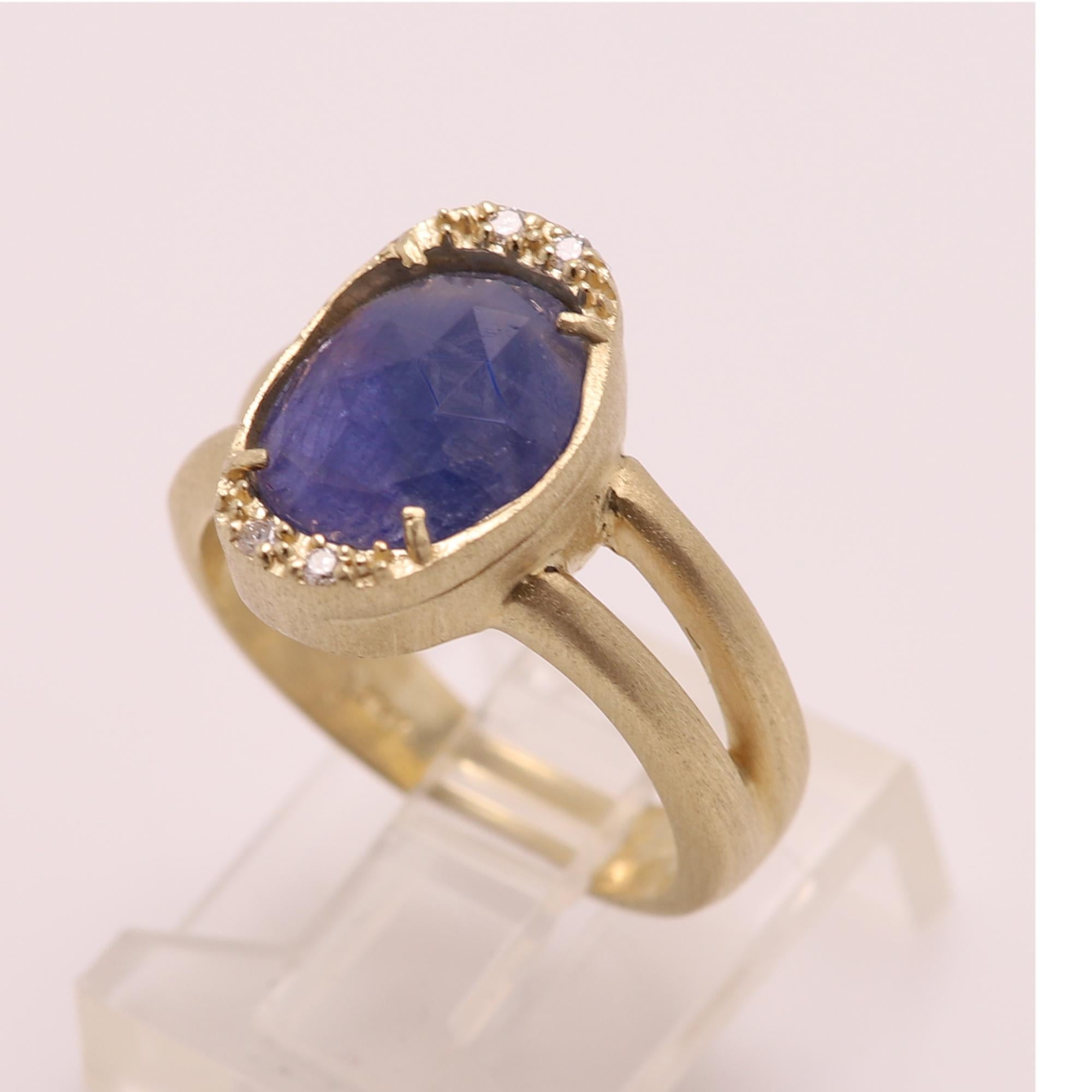 Blue Sapphire Sliced Gem Ring 14 Karat Gold Vintage Sapphire Ring For Sale 1