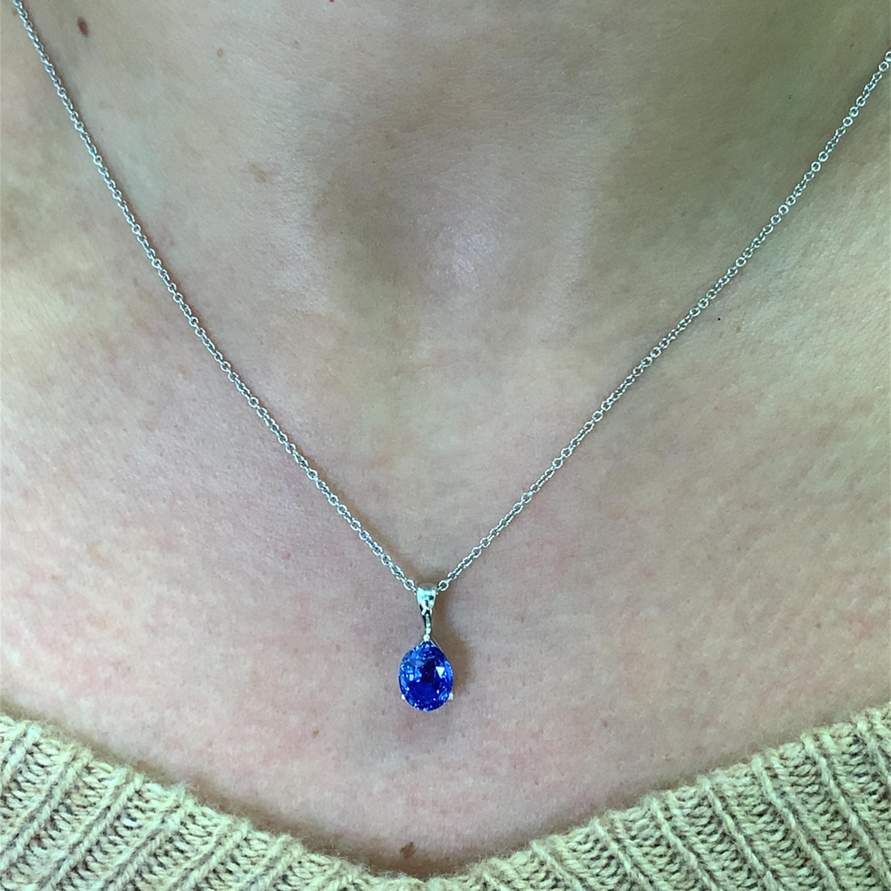 Ce magnifique saphir bleu de forme ovale  Le pendentif en pierre précieuse est l'accessoire idéal pour toutes les occasions. Réalisé avec précision en or blanc 18k sur une chaîne de 18 pouces, il est orné d'un saphir bleu de 1,25ct de forme ovale