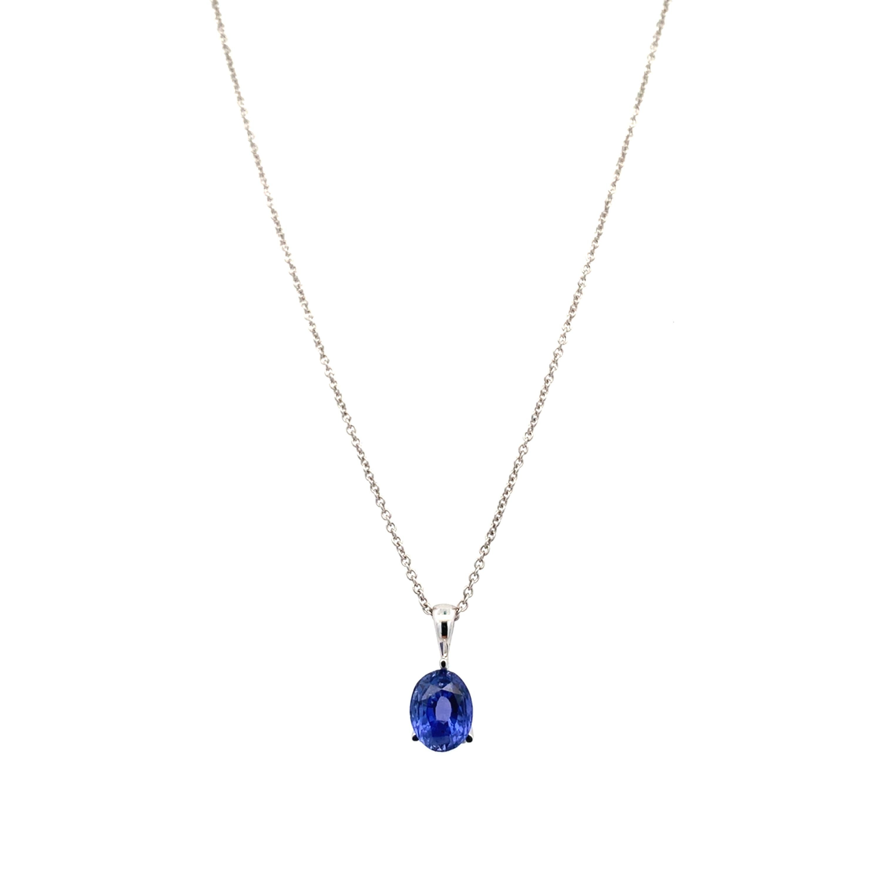 Taille ovale Collier pendentif solitaire en or blanc 18 carats avec saphir bleu en vente