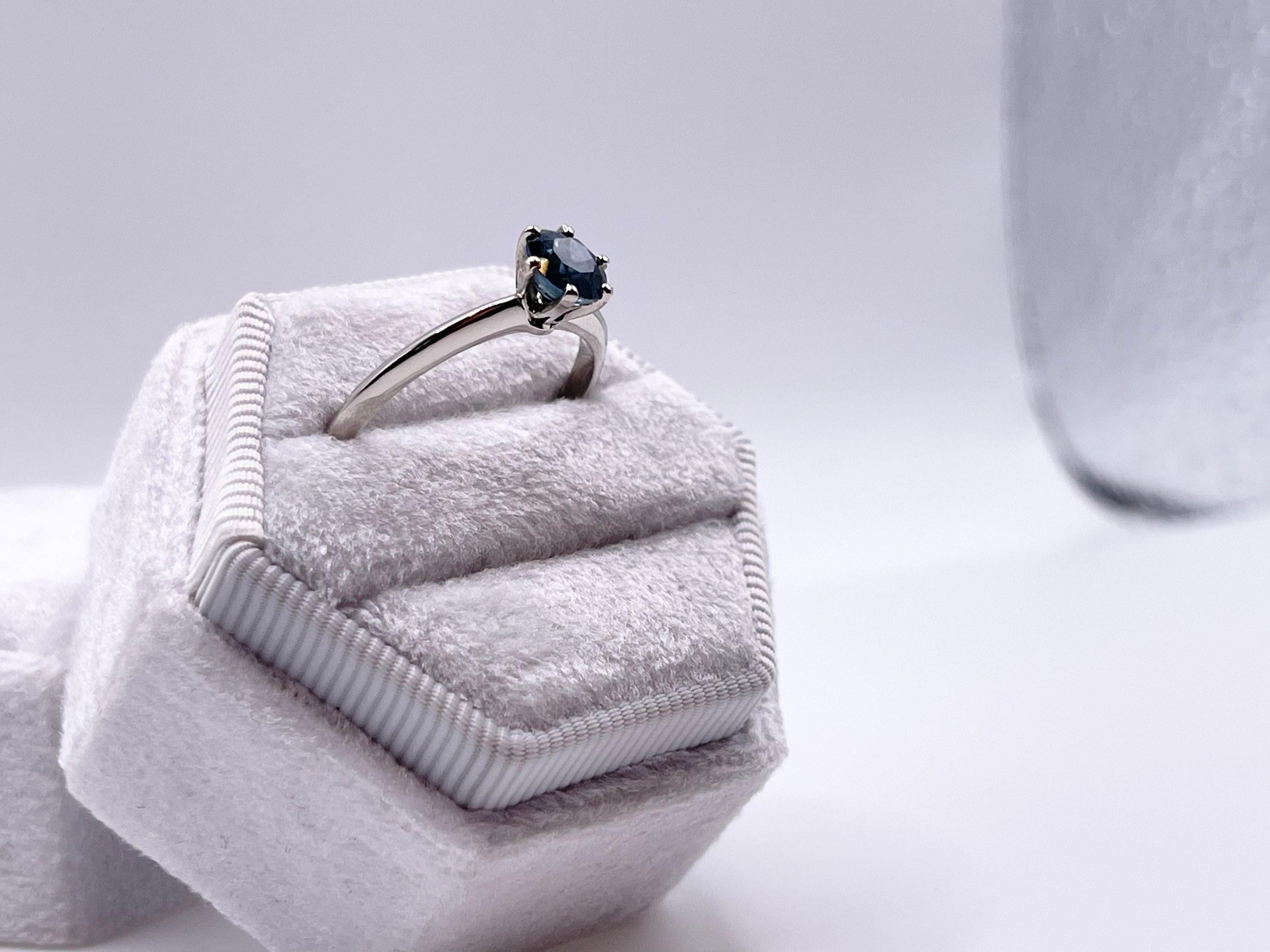 Round Cut Blue sapphire solitaire ring 1ct 6 prong engagement ring 18KT white gold size 6 For Sale