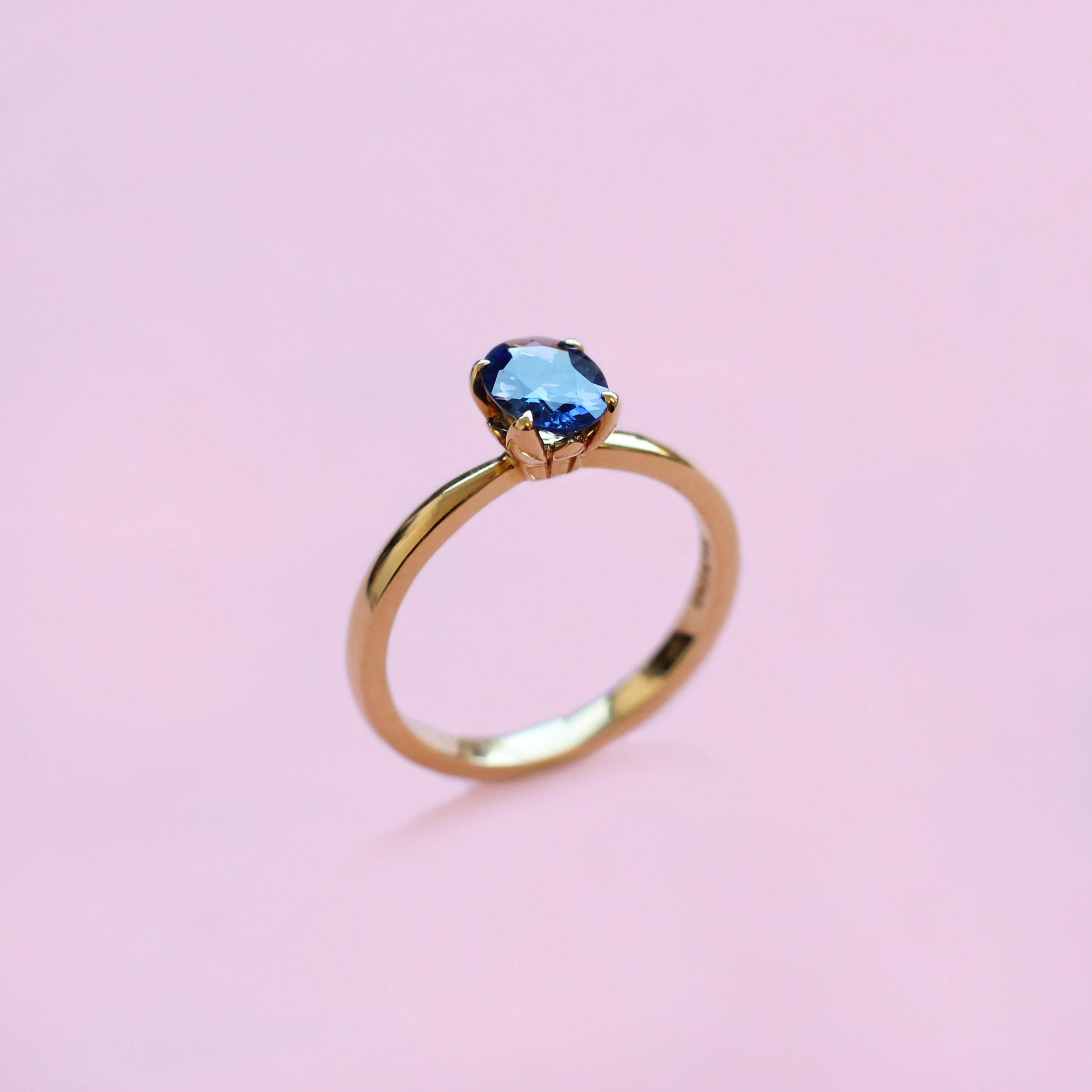 For Sale:  Blue Sapphire Solitaire Ring in 18 Karat Yellow Gold 3