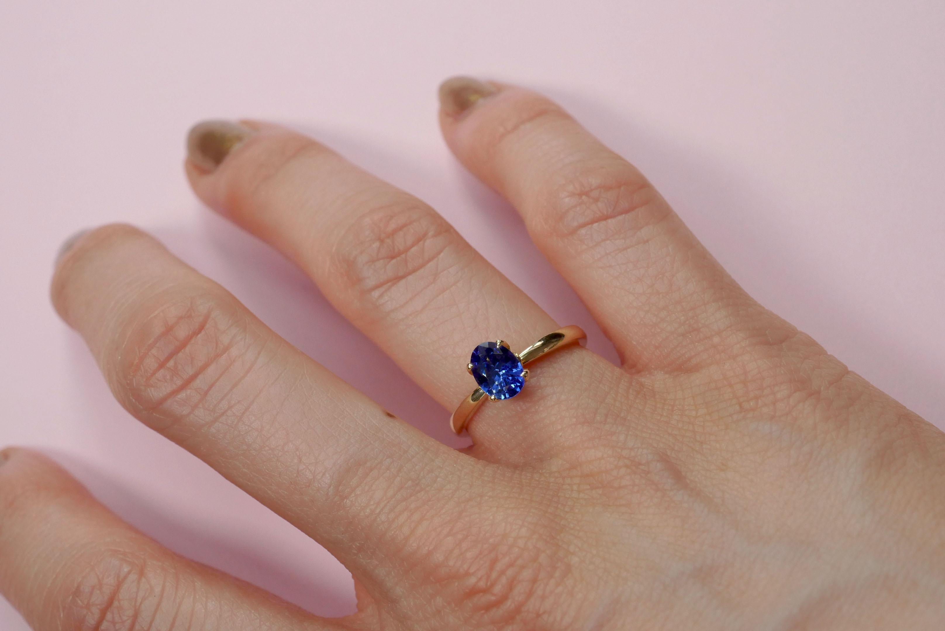 For Sale:  Blue Sapphire Solitaire Ring in 18 Karat Yellow Gold 2