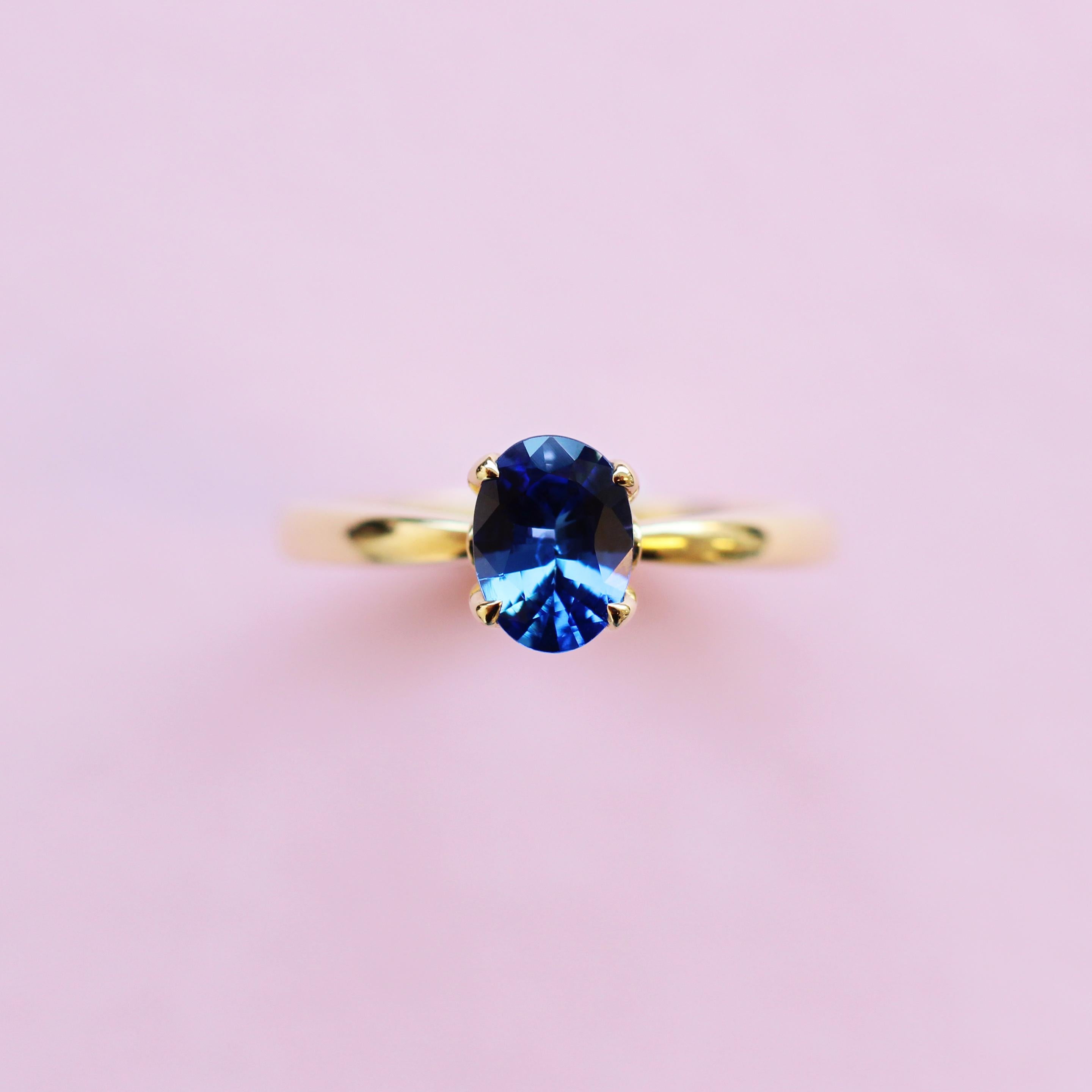 For Sale:  Blue Sapphire Solitaire Ring in 18 Karat Yellow Gold 4