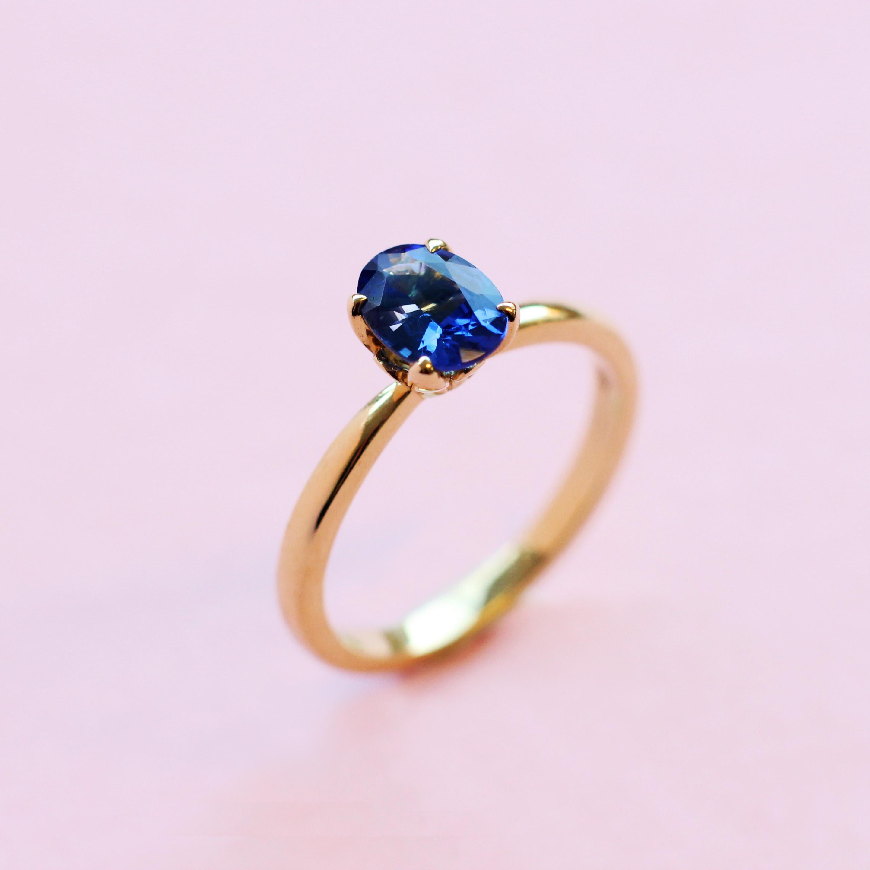 En vente :  Bague solitaire en or jaune 18 carats avec saphir bleu 6