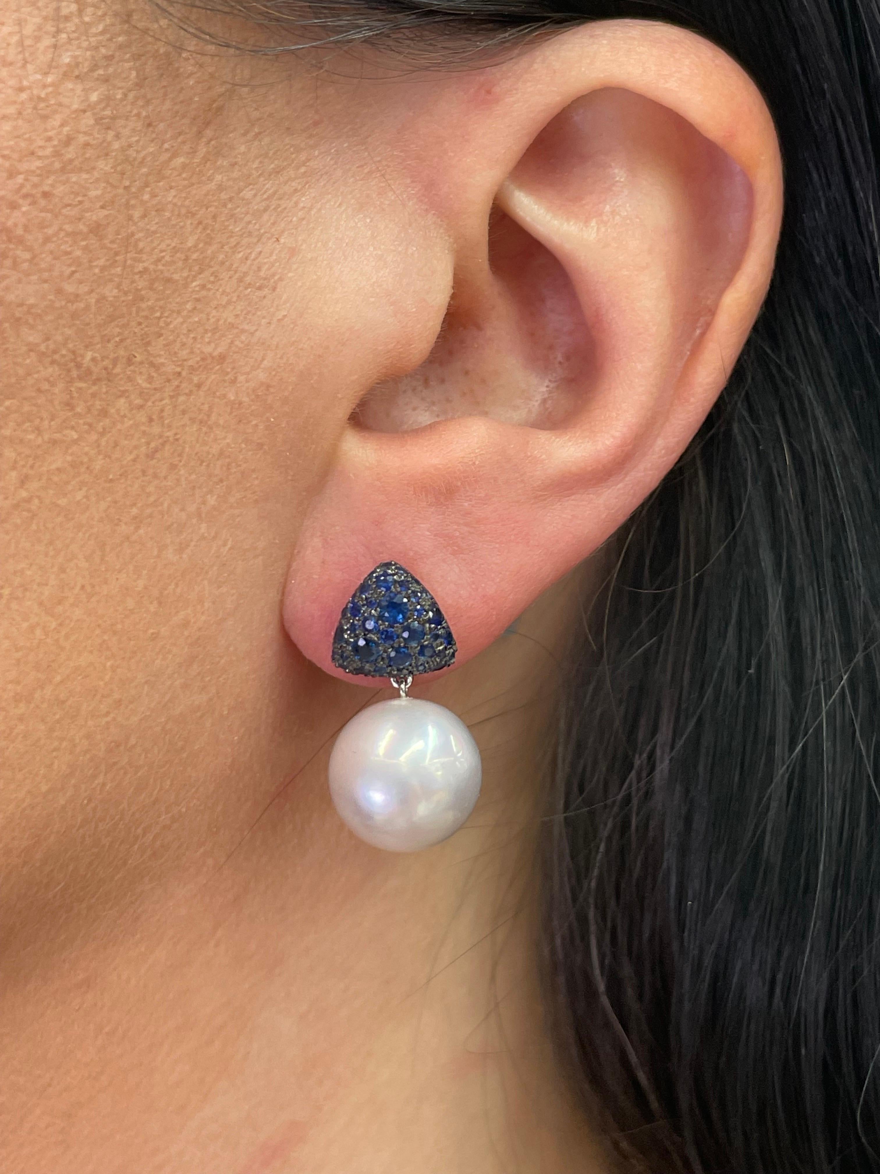 Round Cut Blue Sapphire South Sea Pearl Drop Earrings 1.33 Carats 18 Karat Gold For Sale