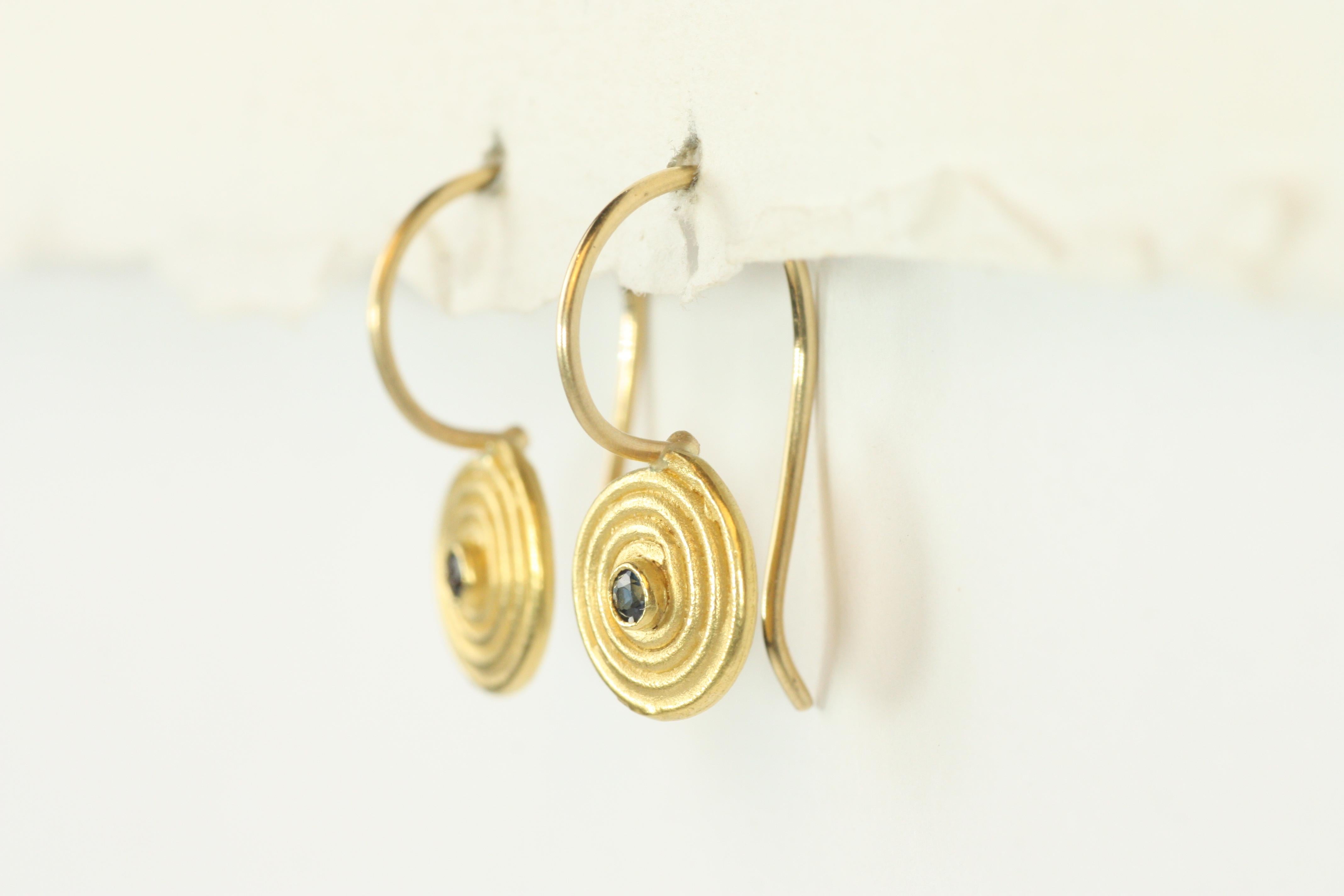 Artisan Boucles d'oreilles saphir bleu en spirale - Made in USA, or jaune 22K, petites gouttes tourbillonnantes en vente