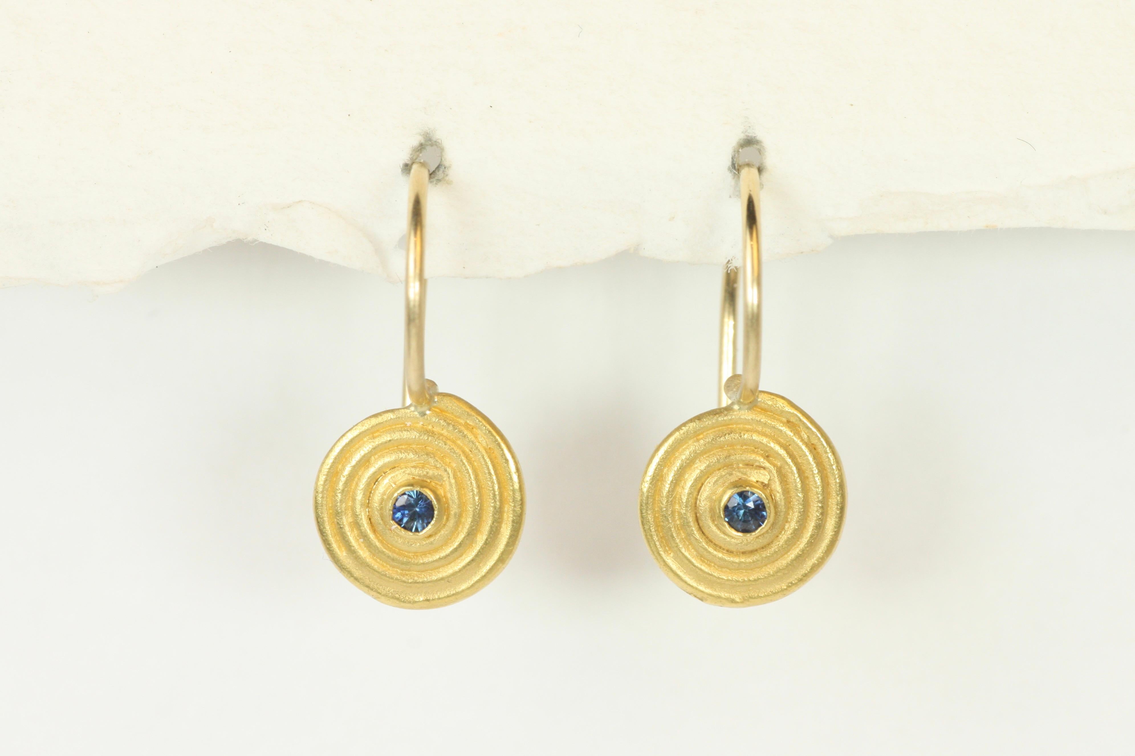 Boucles d'oreilles saphir bleu en spirale - Made in USA, or jaune 22K, petites gouttes tourbillonnantes en vente 1