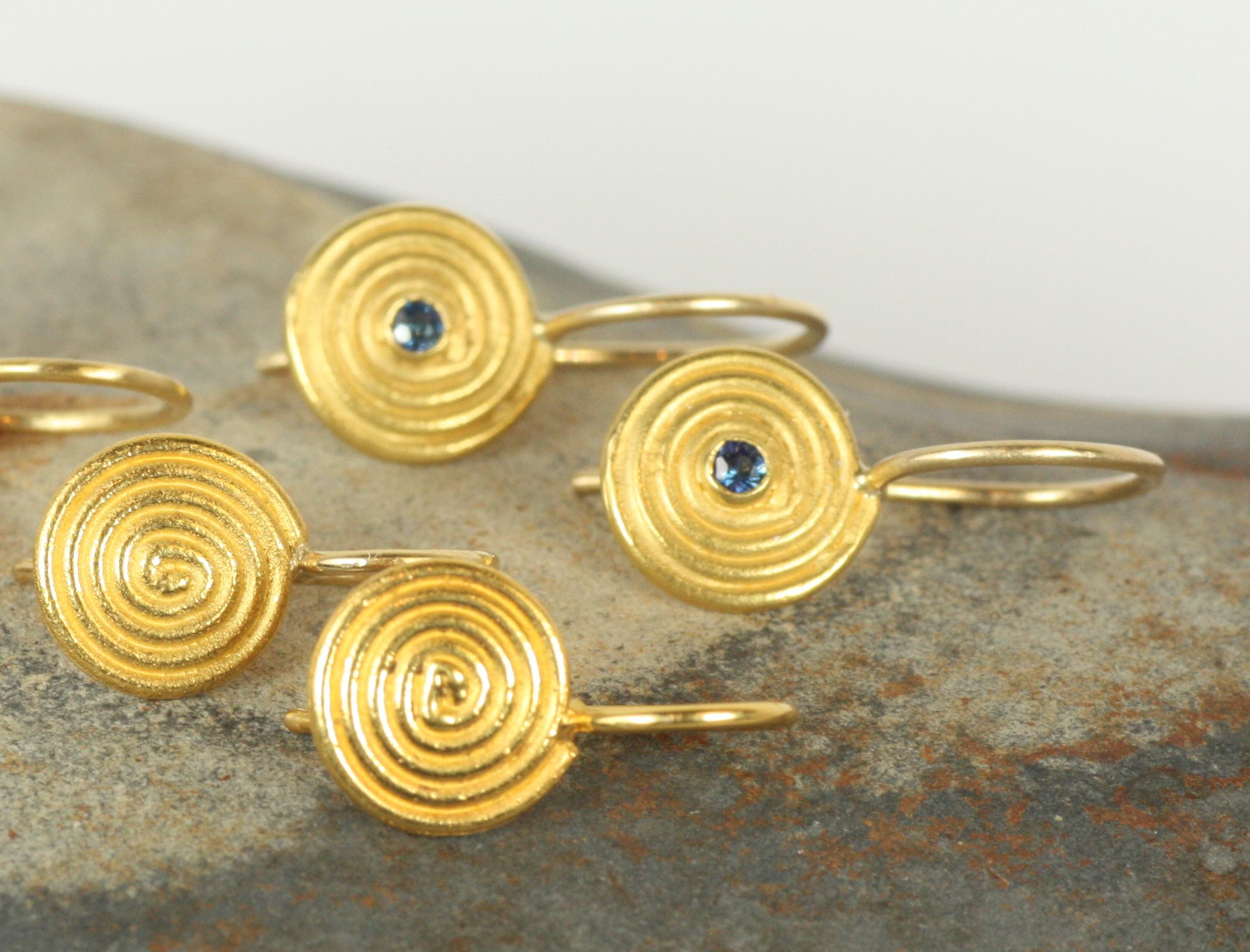 Boucles d'oreilles saphir bleu en spirale - Made in USA, or jaune 22K, petites gouttes tourbillonnantes en vente 2