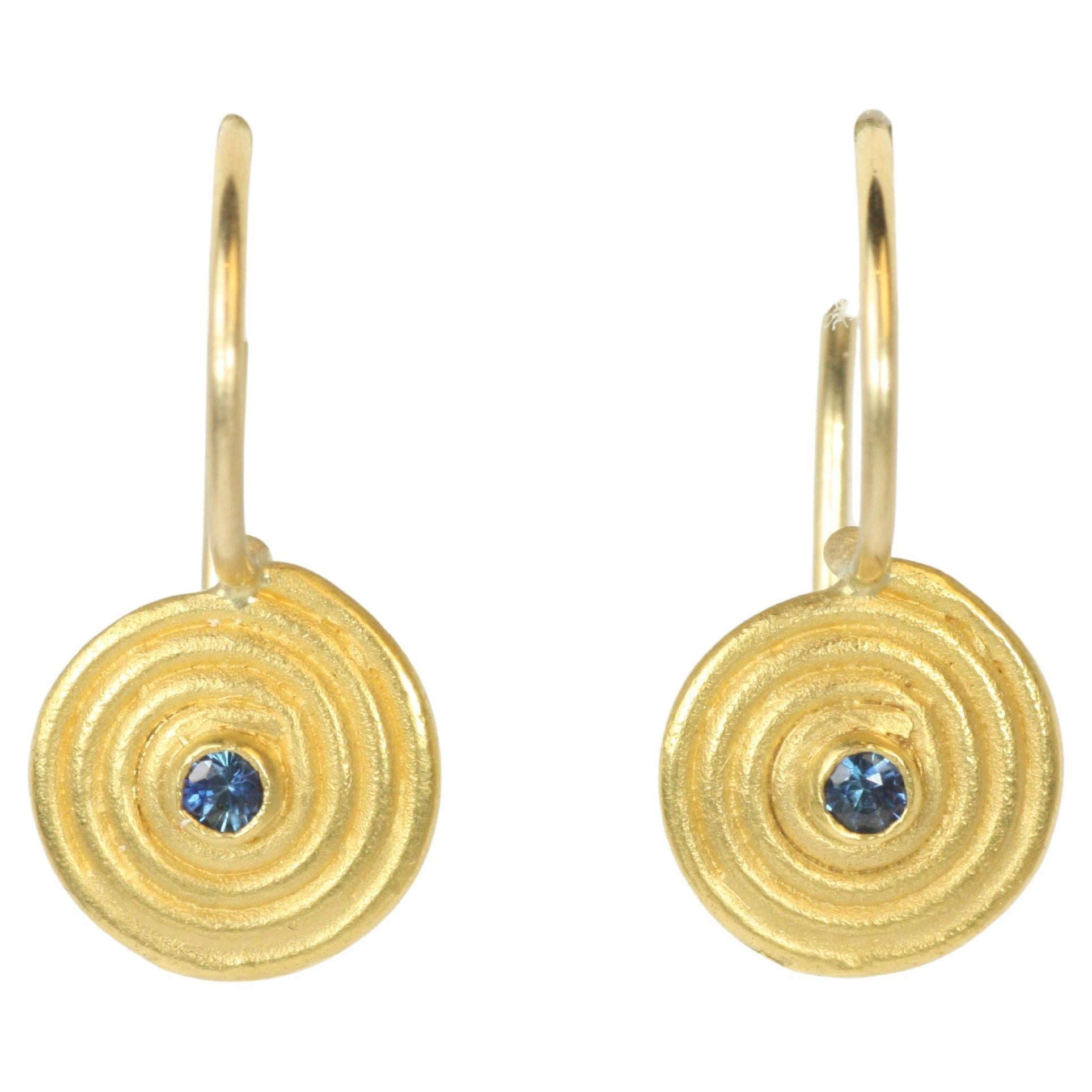 Boucles d'oreilles saphir bleu en spirale - Made in USA, or jaune 22K, petites gouttes tourbillonnantes en vente