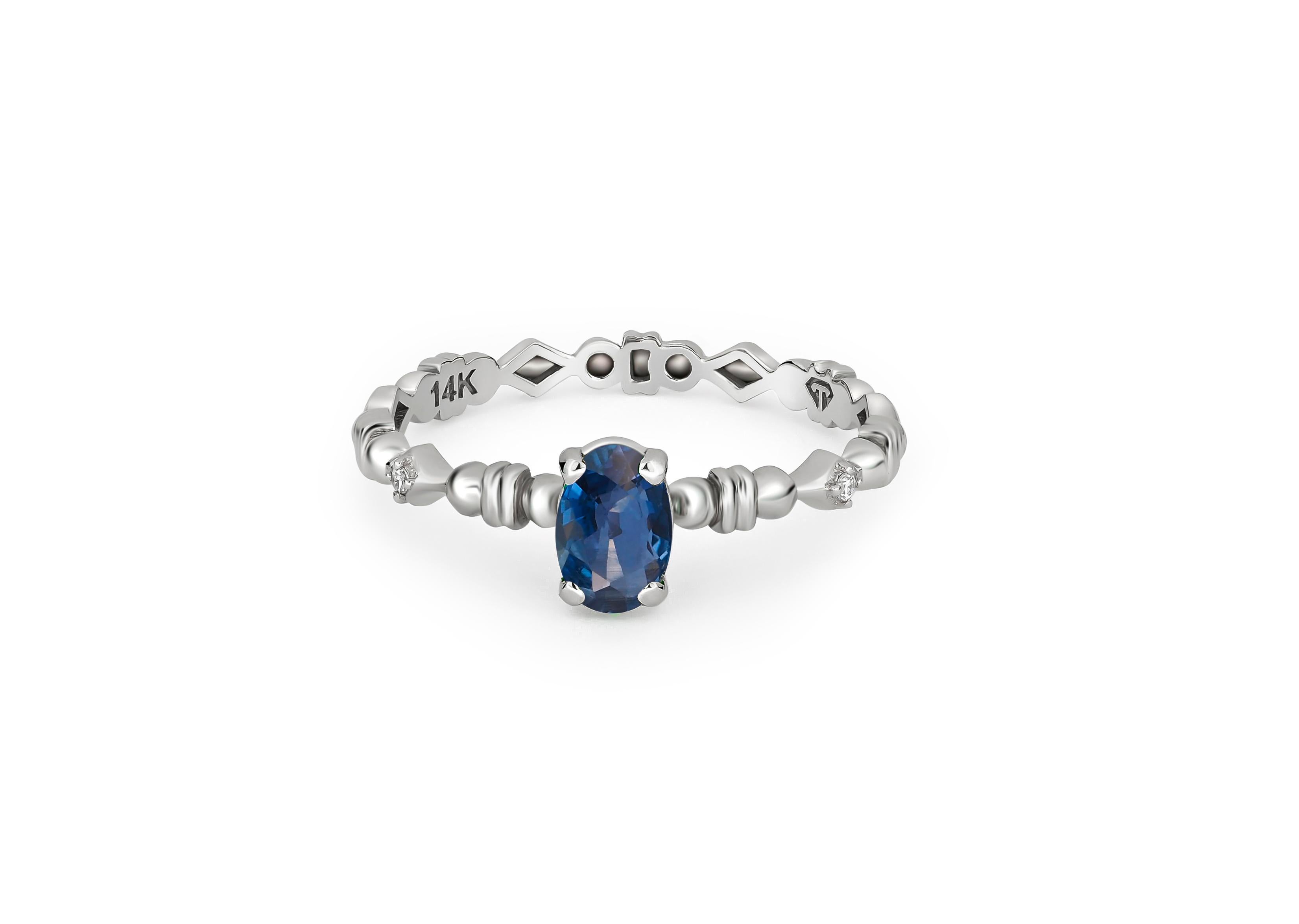 Stapelbarer Ring mit blauem Saphir.  (Moderne) im Angebot