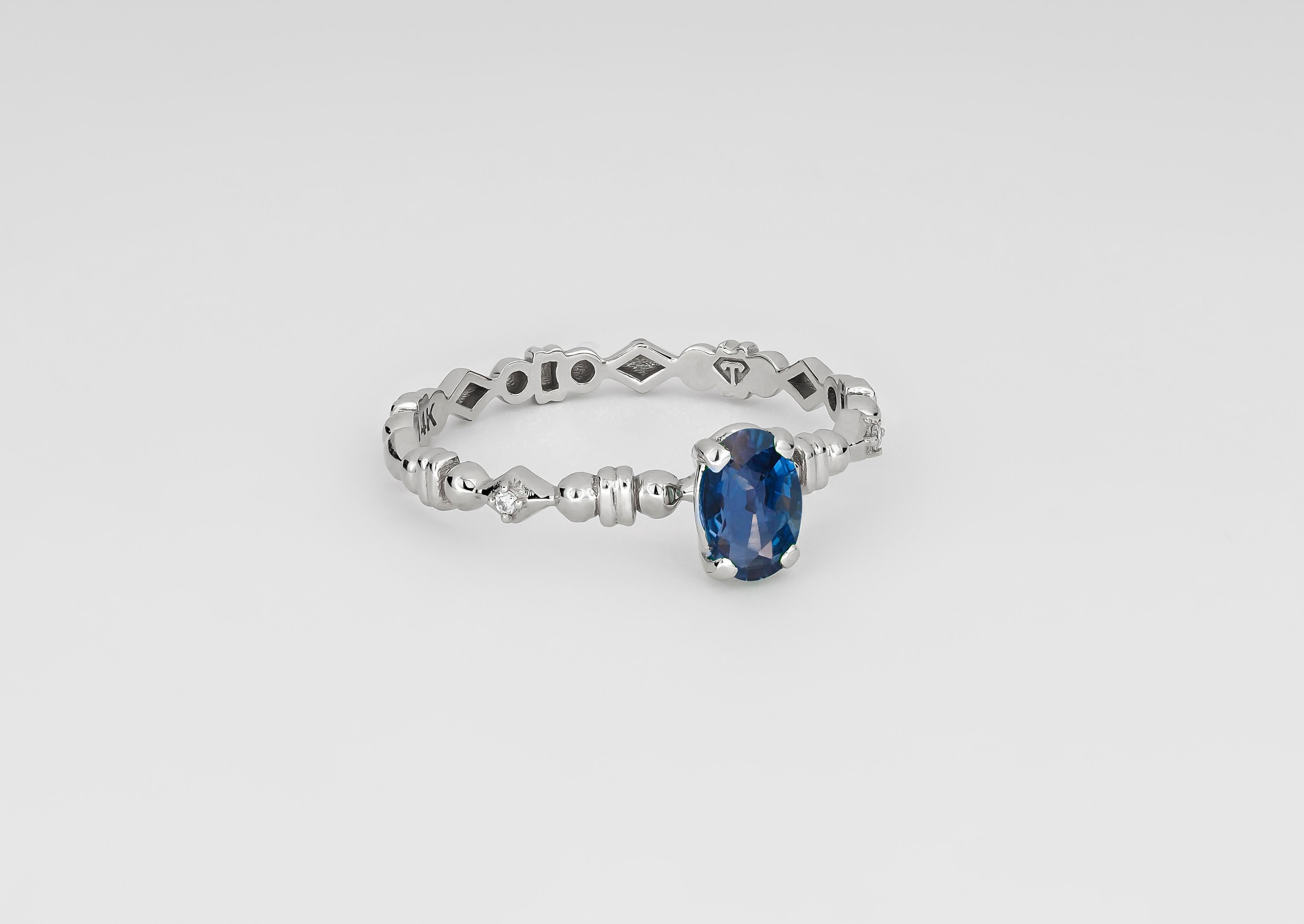 Stapelbarer Ring mit blauem Saphir.  (Ovalschliff) im Angebot