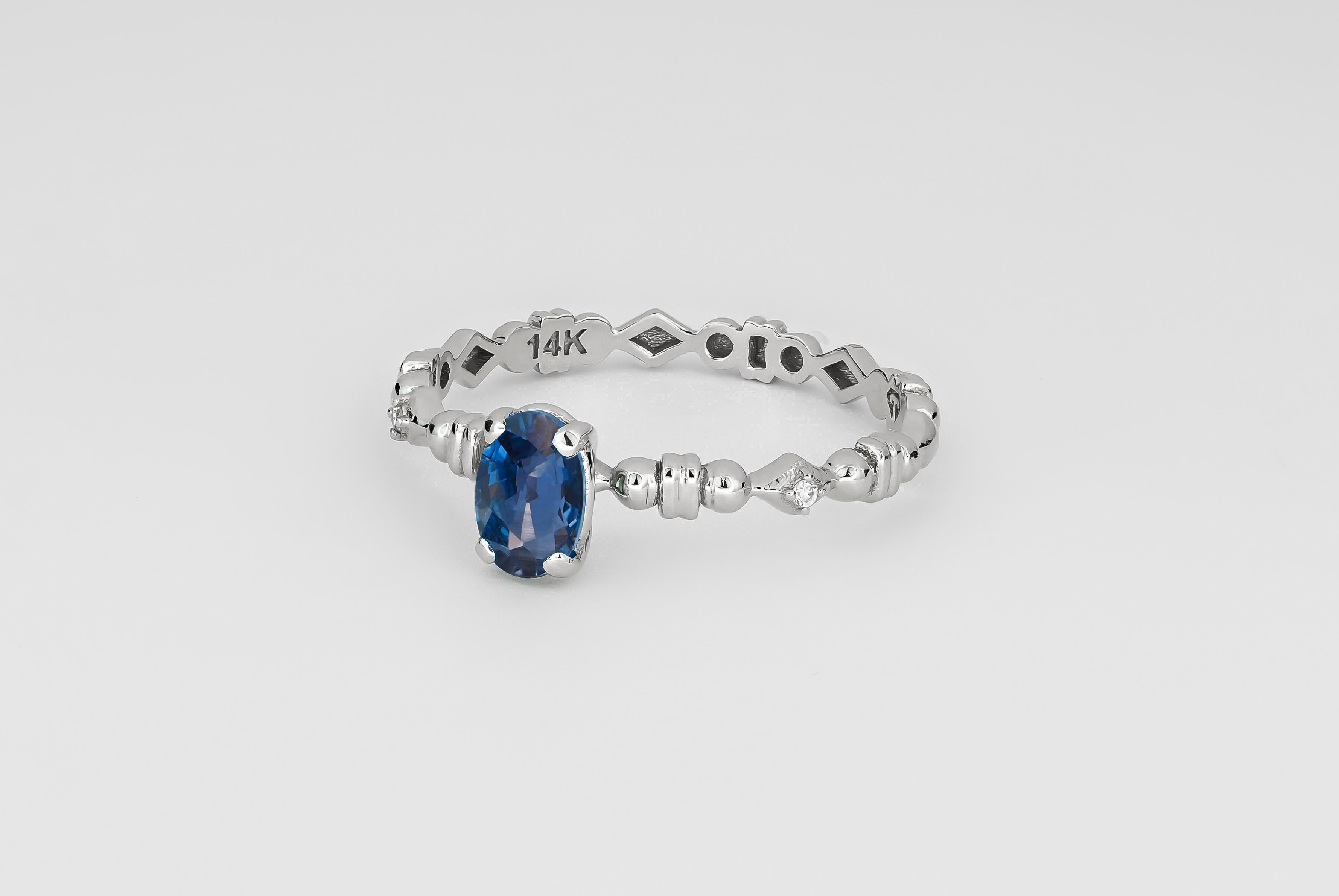 Stapelbarer Ring mit blauem Saphir.  Damen im Angebot