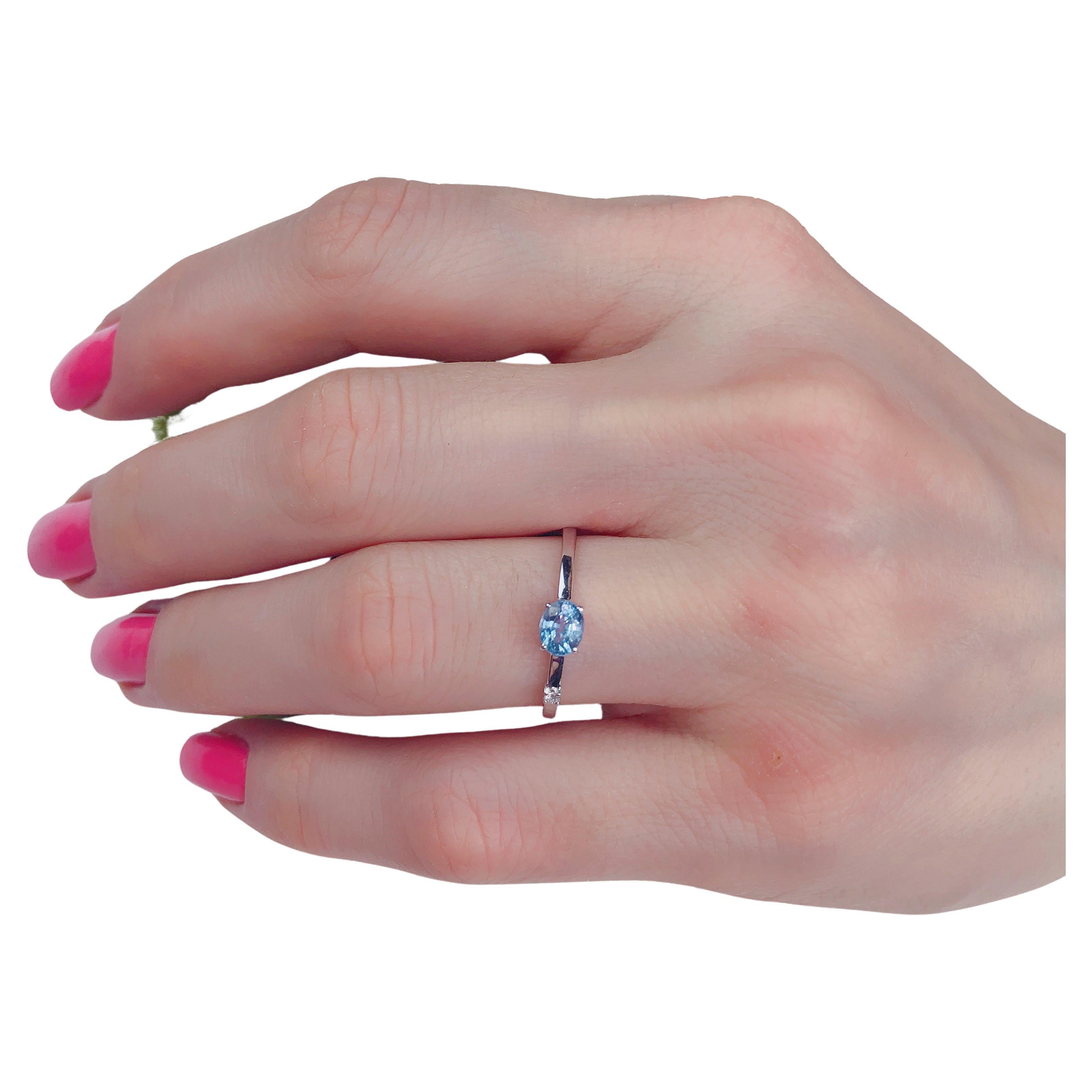 Stapelbarer Ring mit blauem Saphir. 