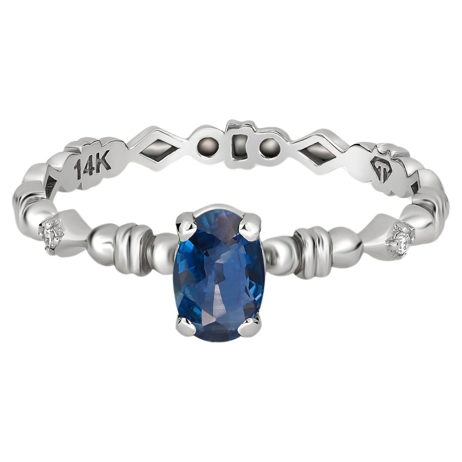 Stapelbarer Ring mit blauem Saphir.  im Angebot