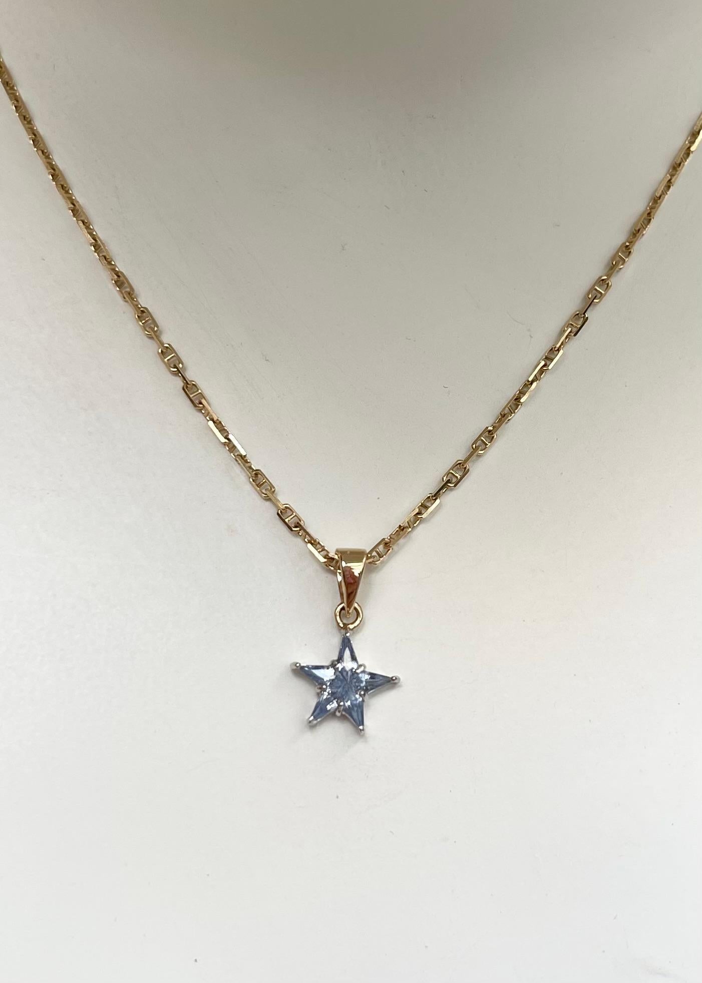 Saphir bleu 0,45 carat Pendentif serti en or jaune/blanc 18K
(chaîne non incluse)

Largeur : 1.0 cm 
Longueur : 1.5 cm
Poids total : 0,72 grammes

