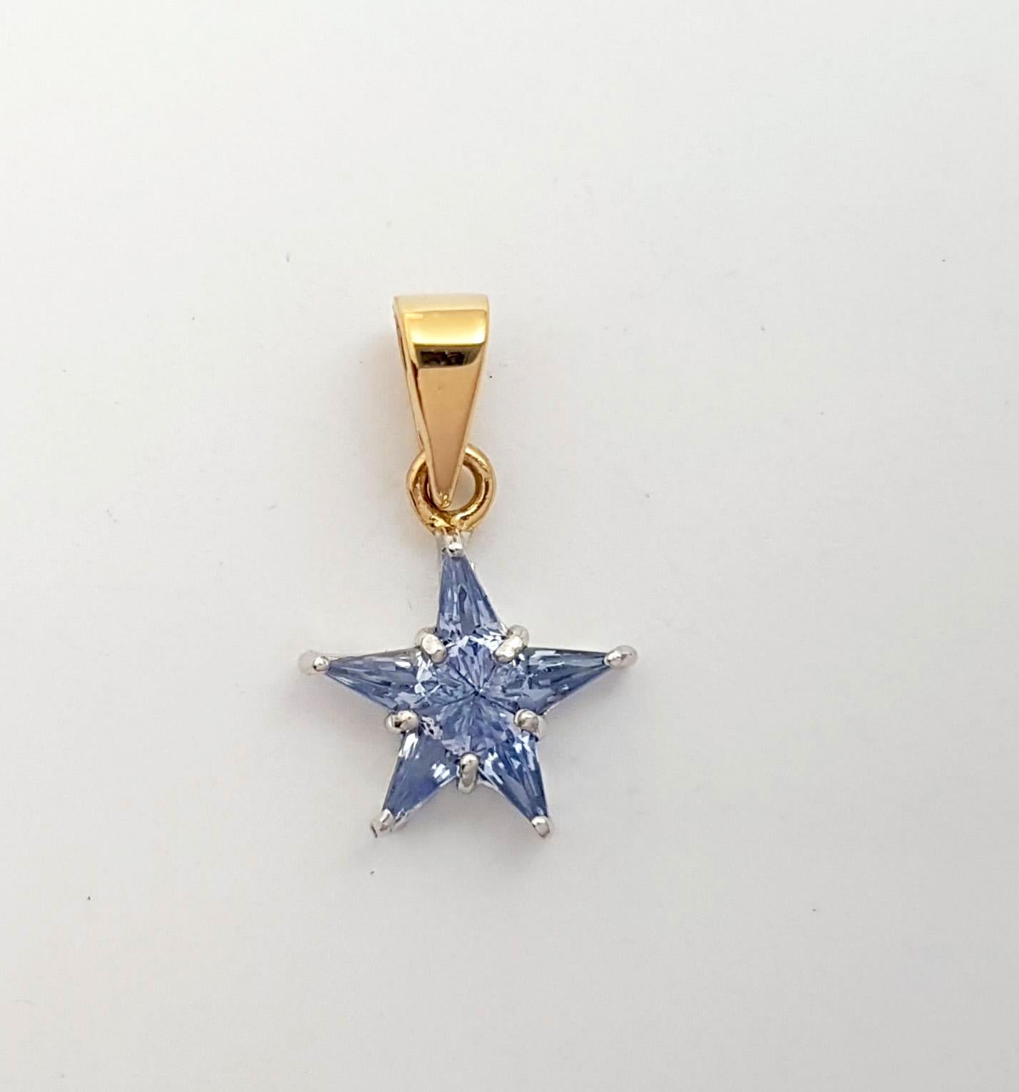 Contemporain Pendentif étoile en or jaune/blanc 18 carats serti d'un saphir bleu en vente