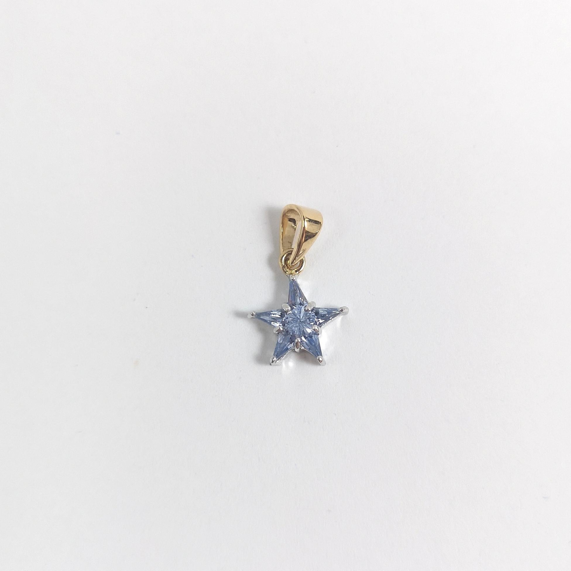 Taille mixte Pendentif étoile en or jaune/blanc 18 carats serti d'un saphir bleu en vente