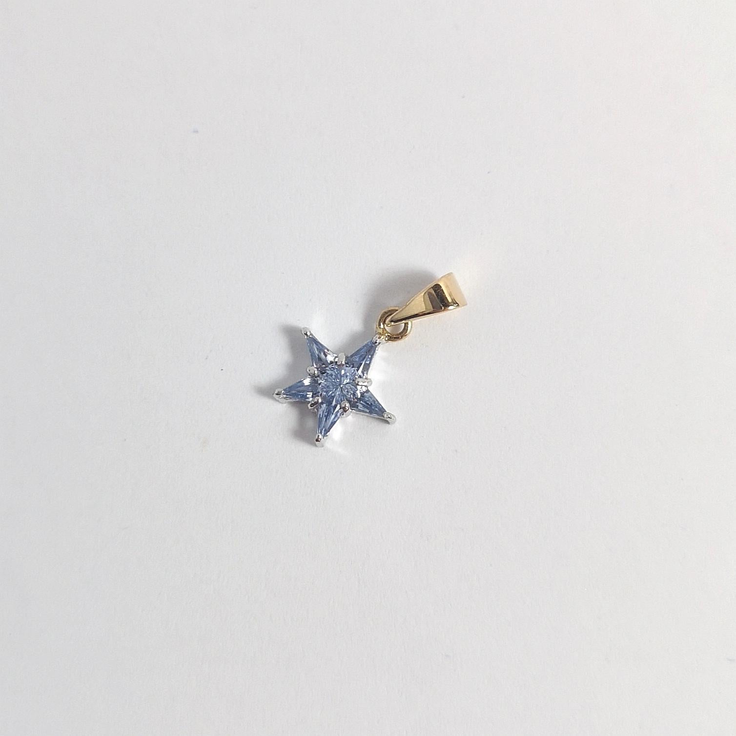 Pendentif étoile en or jaune/blanc 18 carats serti d'un saphir bleu Neuf - En vente à Bangkok, TH