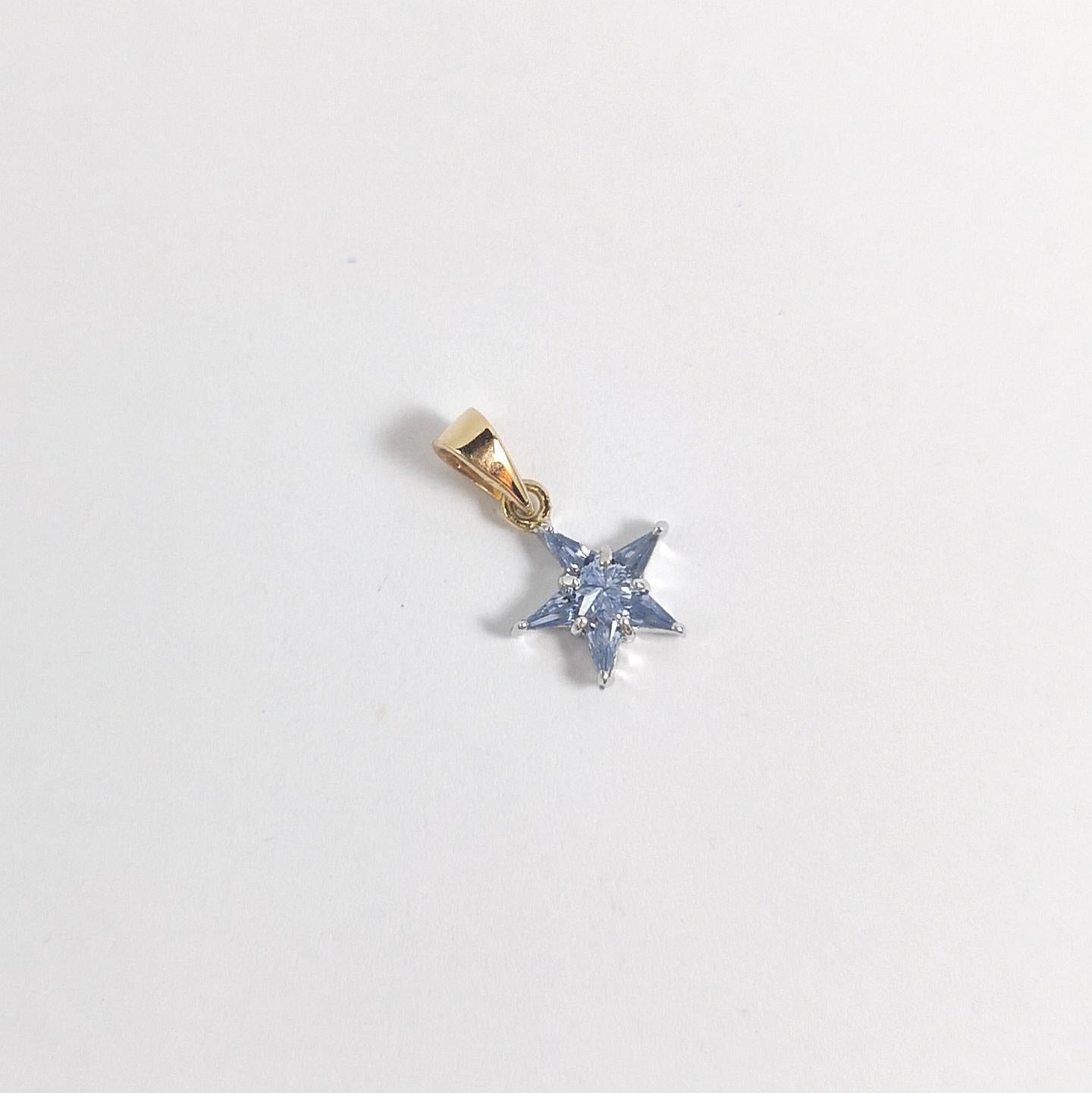 Pendentif étoile en or jaune/blanc 18 carats serti d'un saphir bleu Pour femmes en vente