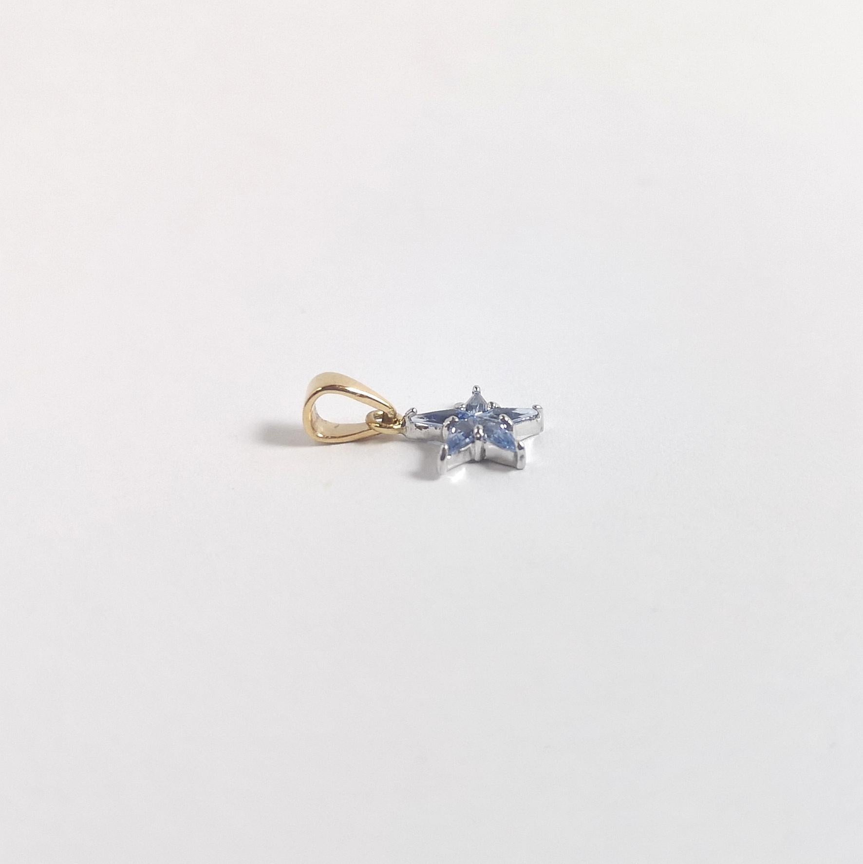 Pendentif étoile en or jaune/blanc 18 carats serti d'un saphir bleu en vente 1