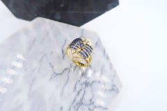 Bague ovale en or jaune 18 carats avec diamants et saphirs bleus à rayures évasées