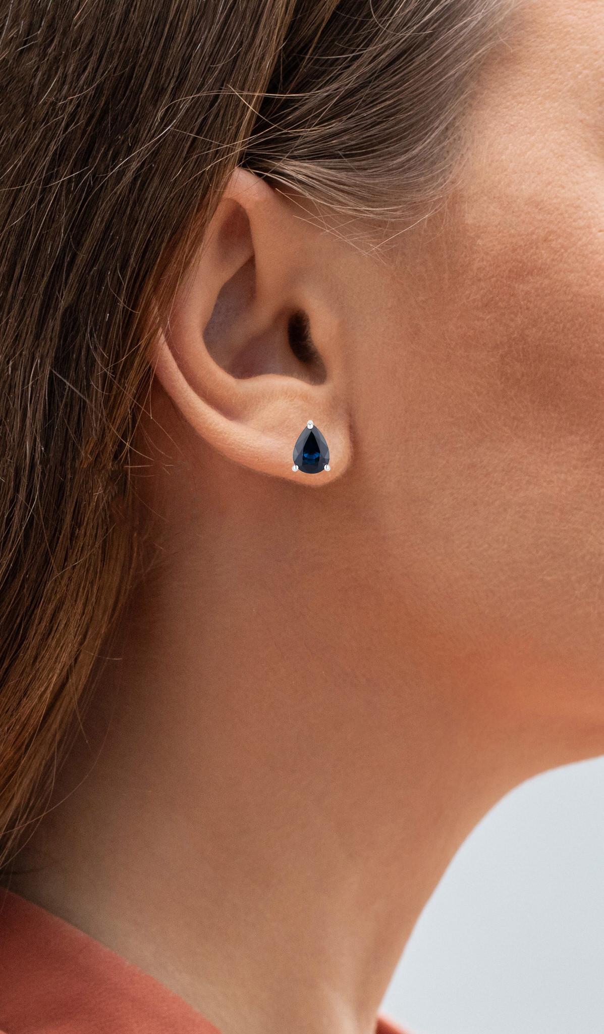 Viene fornito con la valutazione gemmologica GG/AJP.
Tutte le gemme sono naturali
2 zaffiri blu = 1,15 carati
Metallo: Oro bianco 14 carati
Dimensioni: 7 x 5 mm