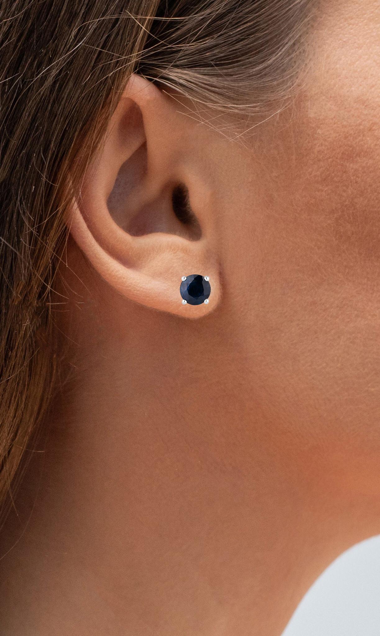 Taille ronde Boucles d'oreilles saphir bleu 1.68 carats or blanc 14K en vente