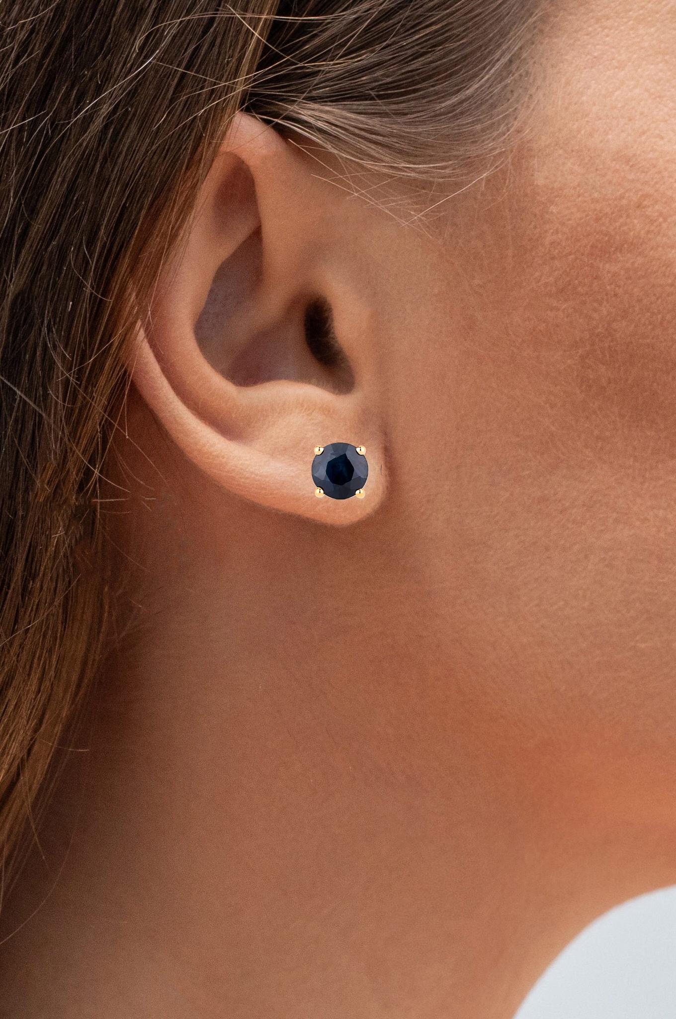 Boucles d'oreilles saphir bleu 1.69 carats or jaune 10K en vente 1