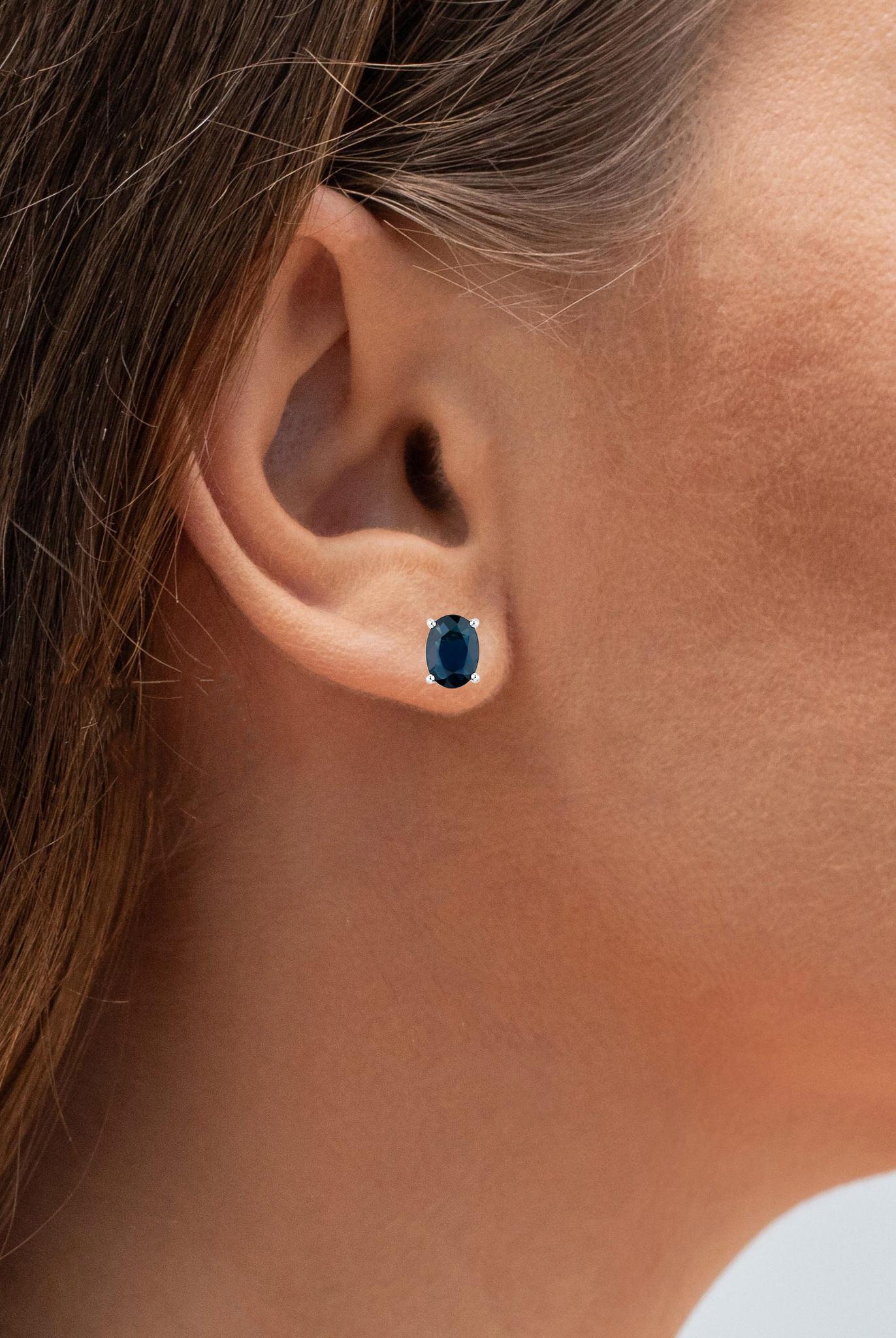 Orecchini con zaffiro blu da 1,88 carati in oro bianco 10K in vendita 1