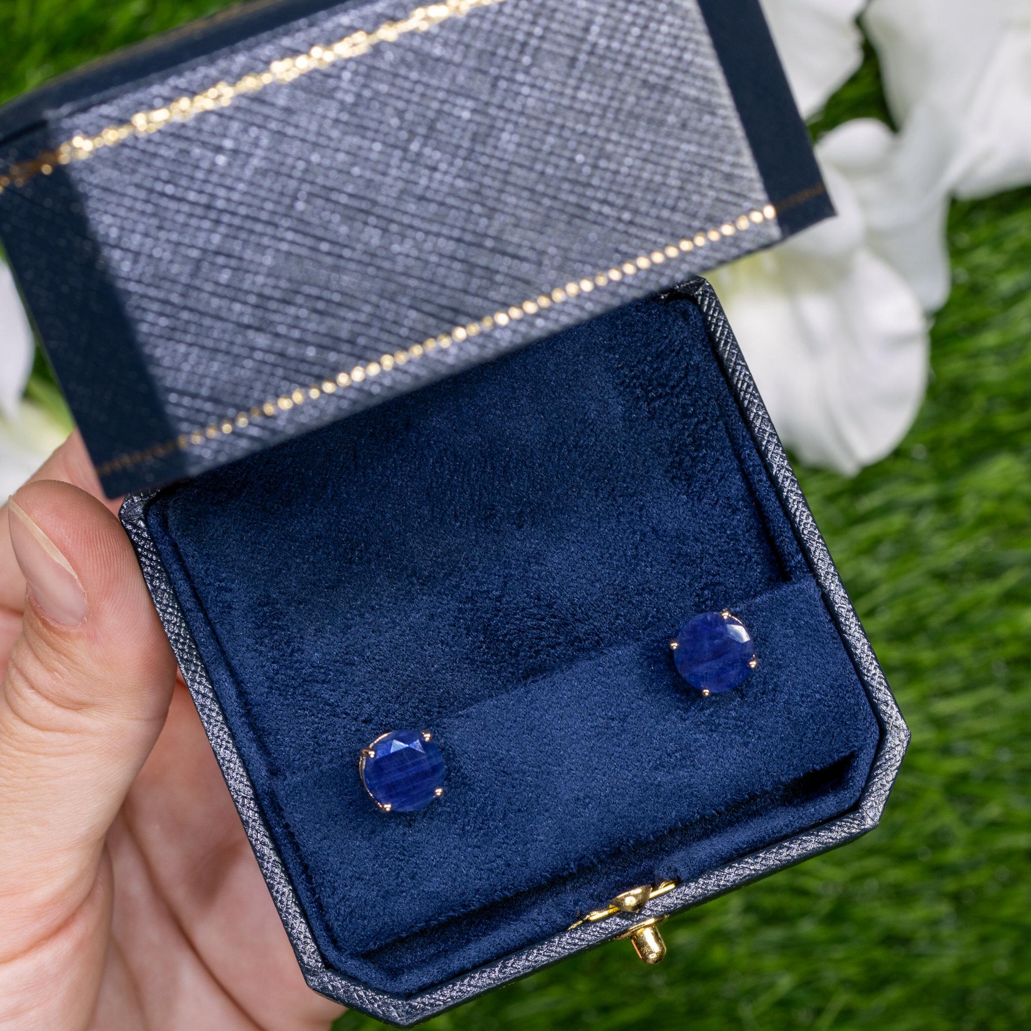 Taille ronde Boucles d'oreilles saphir bleu 7 carats or jaune 14K en vente