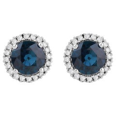 Clous d'oreilles en or blanc 14 carats avec saphir bleu et halo de diamants 2,2 carats