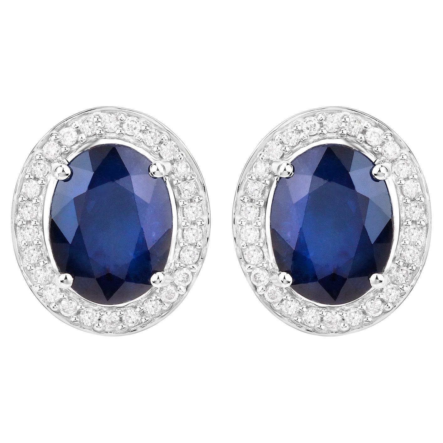 Clous d'oreilles en or blanc 14 carats avec saphir bleu et halo de diamants de 4,16 carats en vente