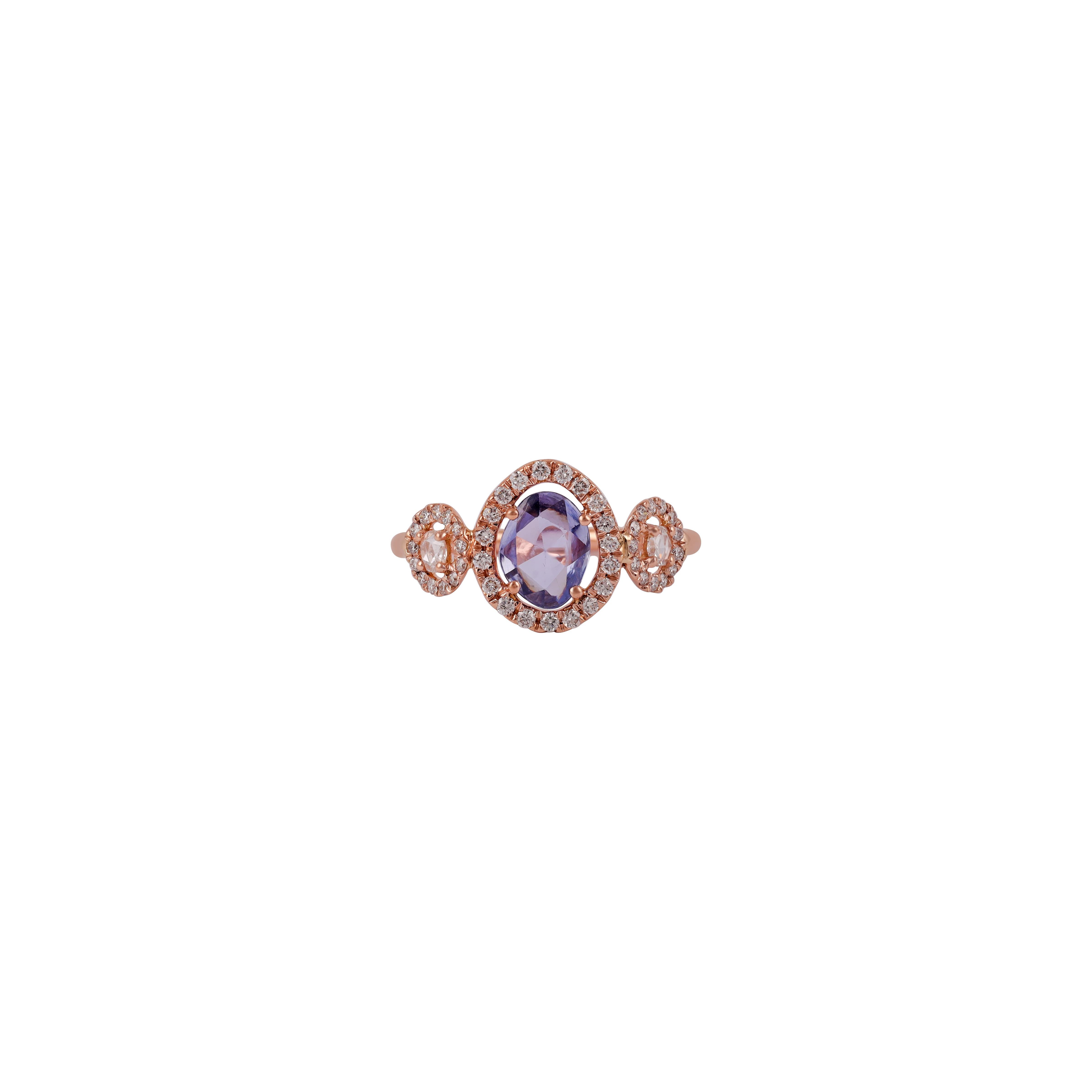 Bague saphir bleu entouré de diamants ronds de taille brillante 
1 Saphir de forme irrégulière 0,90 CTS
 Les deux côtés 2  Coupe de rose  Diamants 0,10 CTS
45 diamants ronds de taille brillant 0,29 CTS
Monture en or rose 18 k 2,13 GMS


Services sur
