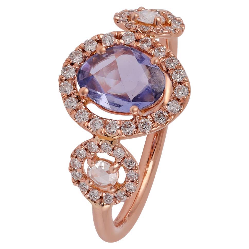 Bague en saphir bleu entourée d'un diamant rond de taille brillant 