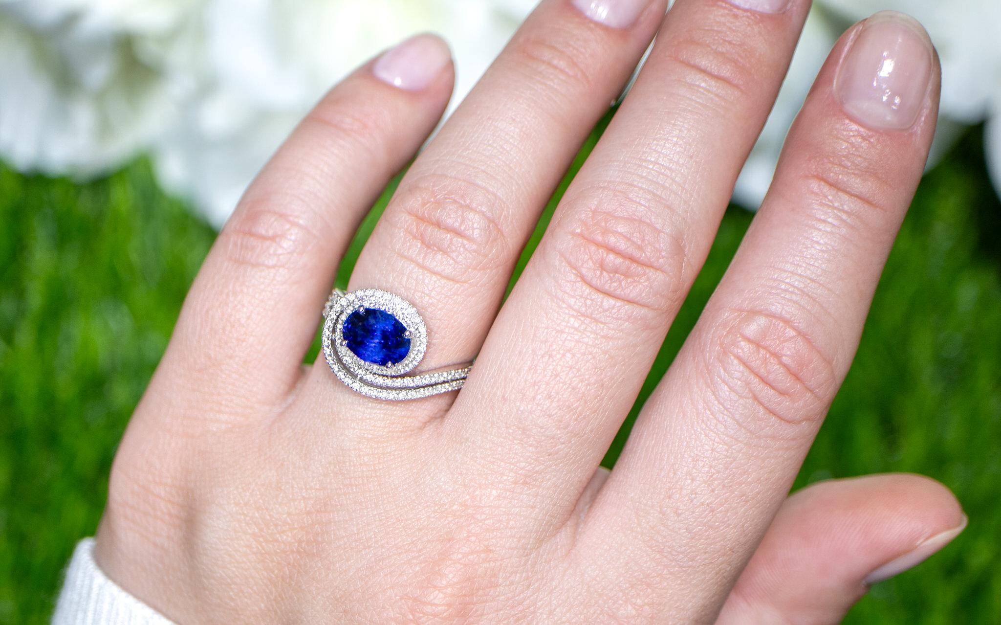 Contemporary Blue Sapphire Swirl Ring With Diamonds 2.40 Carats 18K Gold For Sale