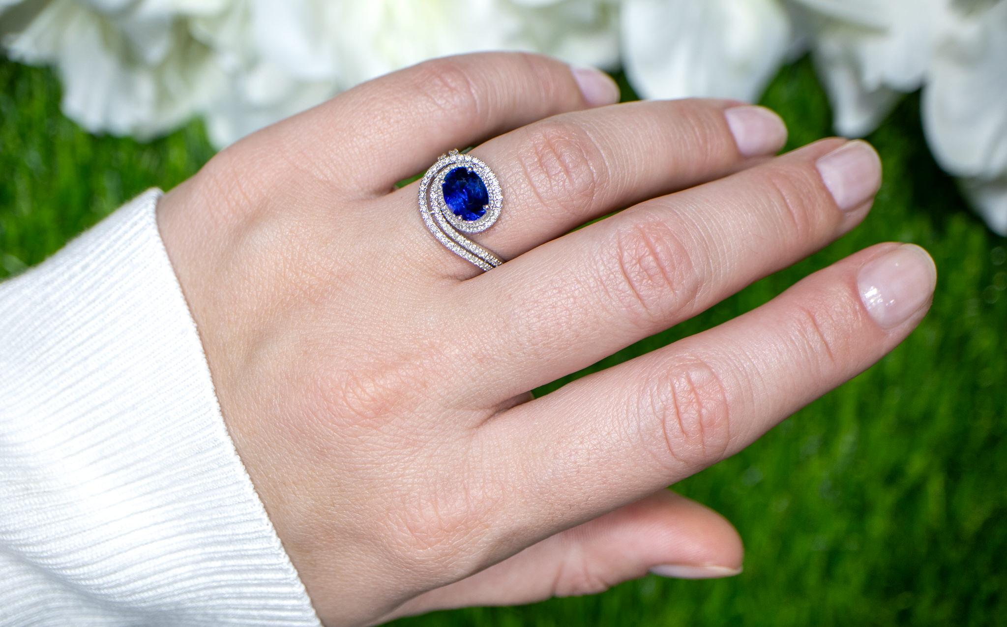 Blue Sapphire Swirl Ring With Diamonds 2.40 Carats 18K Gold In Excellent Condition For Sale In Laguna Niguel, CA