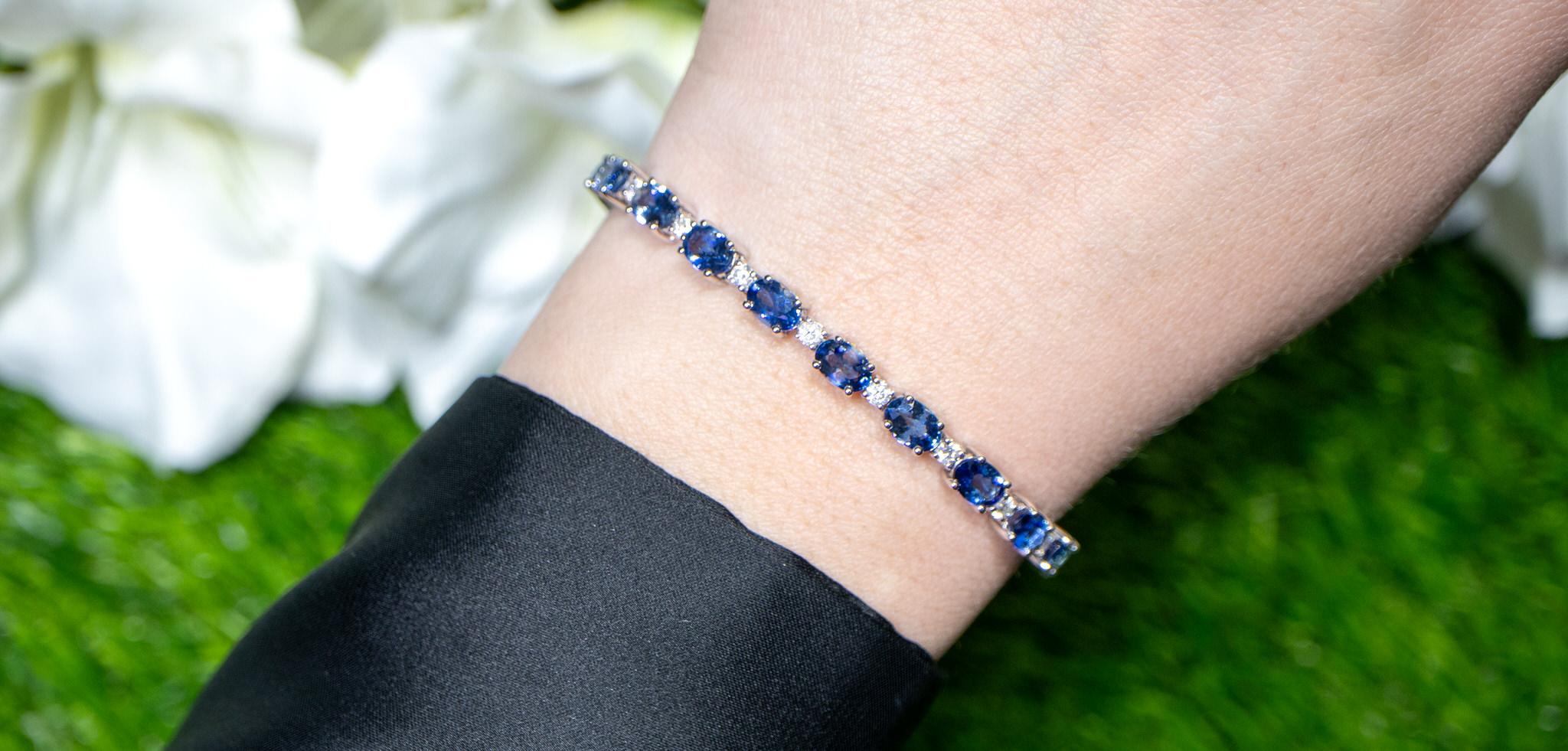 Taille ronde Bracelet tennis à maillons en or blanc 18 carats avec saphir bleu et diamants 13 carats en vente