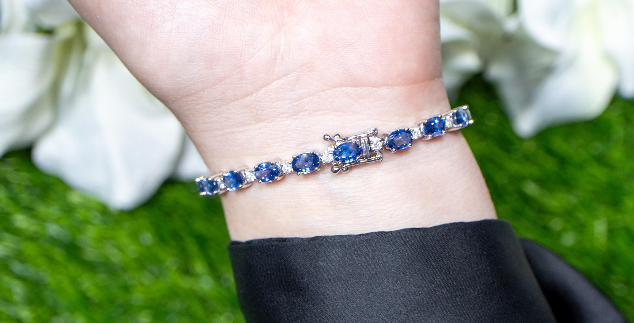 Blue Sapphire Tennis Bracelet Diamond Links 13 Carats 18K White Gold In Excellent Condition For Sale In Laguna Niguel, CA