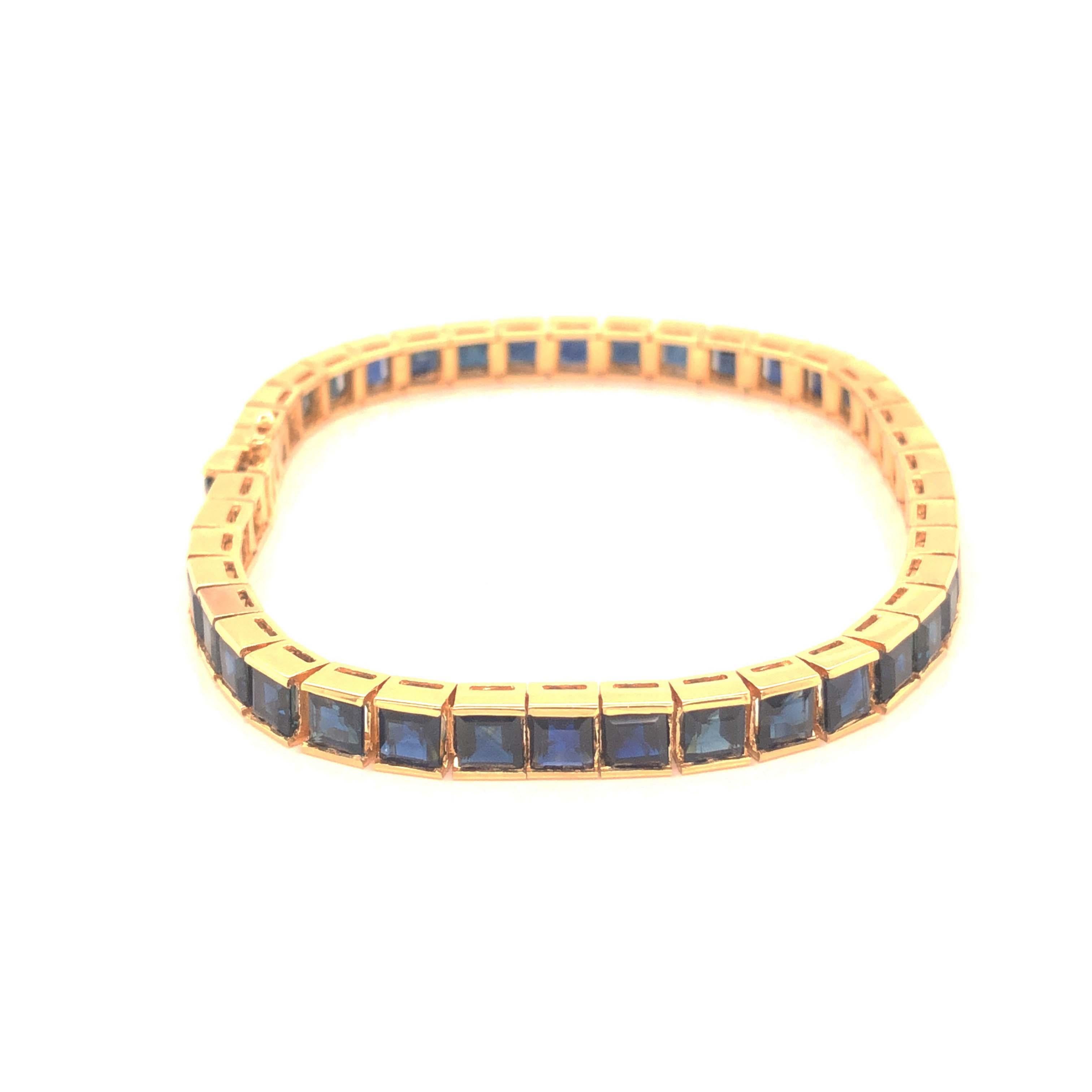 Tennisarmband aus 14 Karat Gelbgold mit blauem Saphir (Moderne) im Angebot