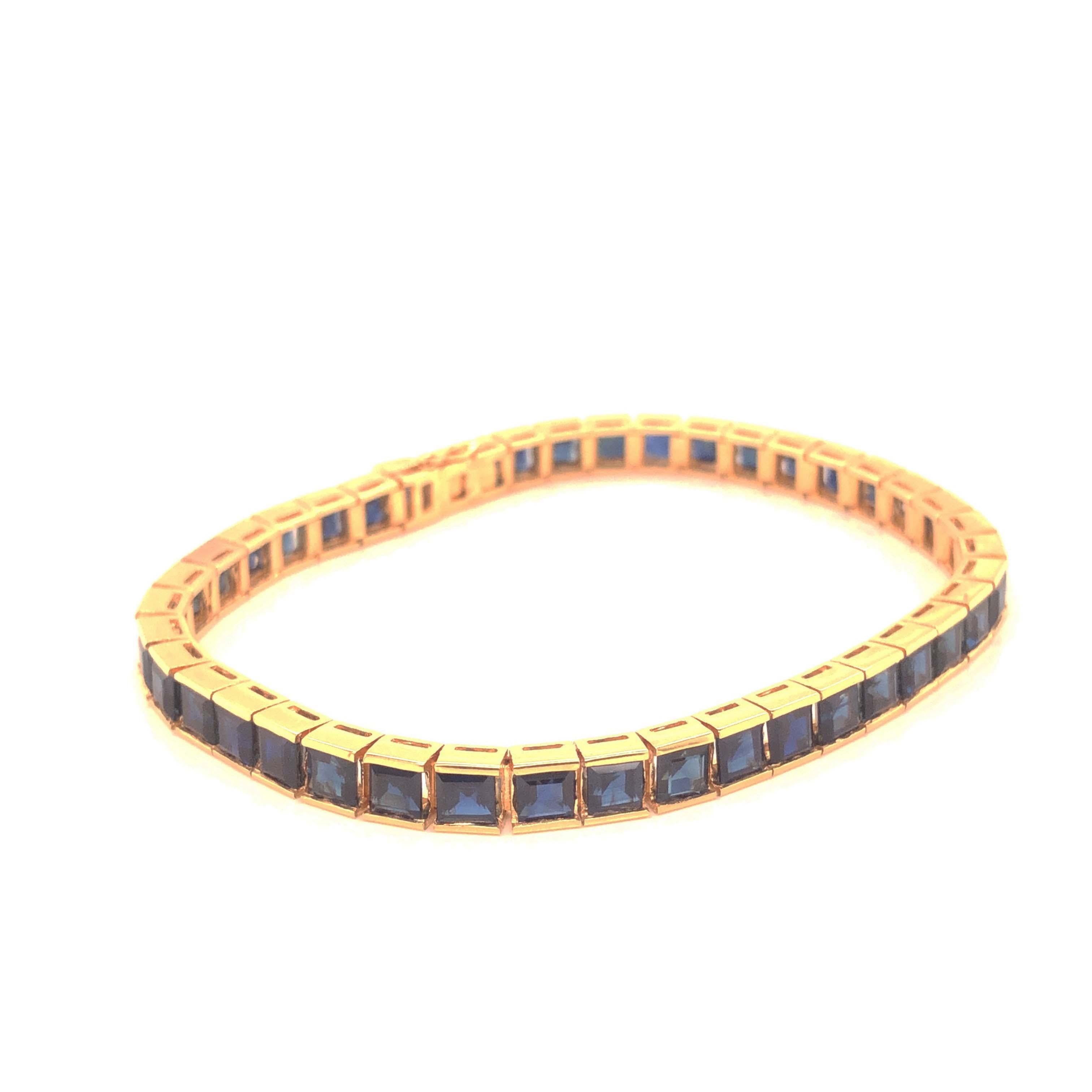 Tennisarmband aus 14 Karat Gelbgold mit blauem Saphir (Carréeschliff) im Angebot