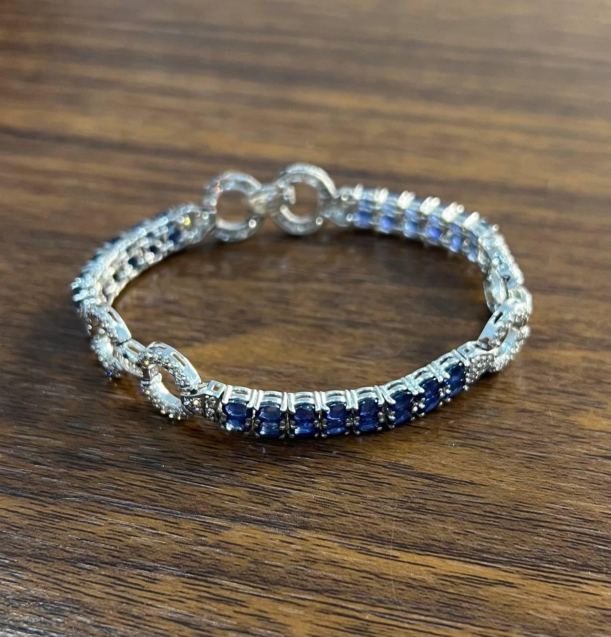 Bracelet unique en or blanc 14 carats avec saphir bleu ligne tennis et diamants pavés en vente 4