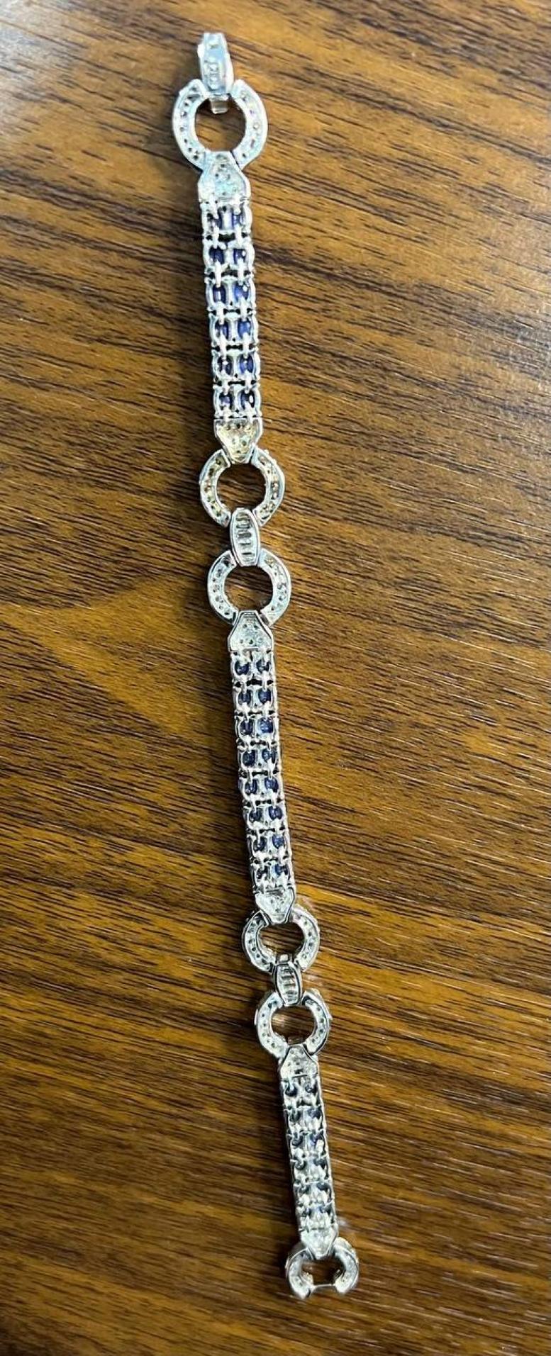 Moderne Bracelet unique en or blanc 14 carats avec saphir bleu ligne tennis et diamants pavés en vente