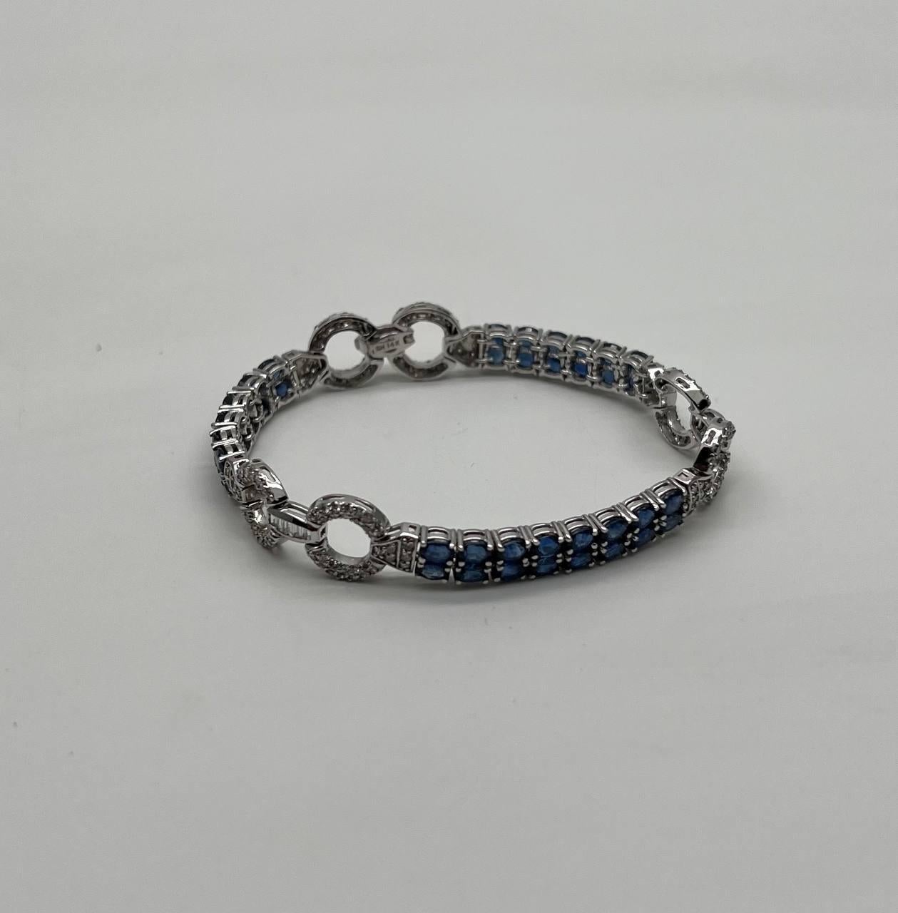 Bracelet unique en or blanc 14 carats avec saphir bleu ligne tennis et diamants pavés Pour femmes en vente